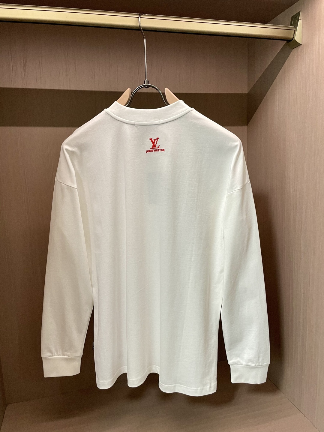 Lv 25s秋冬最新款圆领打底套头T恤 面料采用优质精梳棉，入手便知非常柔软，上身亲肤感 极好！舒适透气