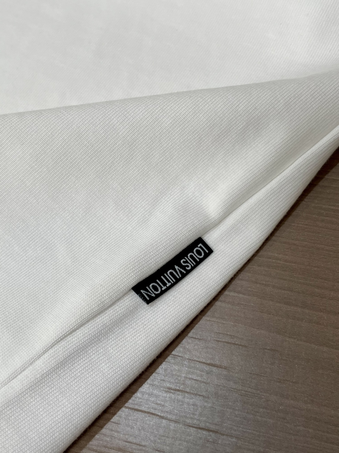 Lv 25s秋冬最新款圆领打底套头T恤 面料采用优质精梳棉，入手便知非常柔软，上身亲肤感 极好！舒适透气