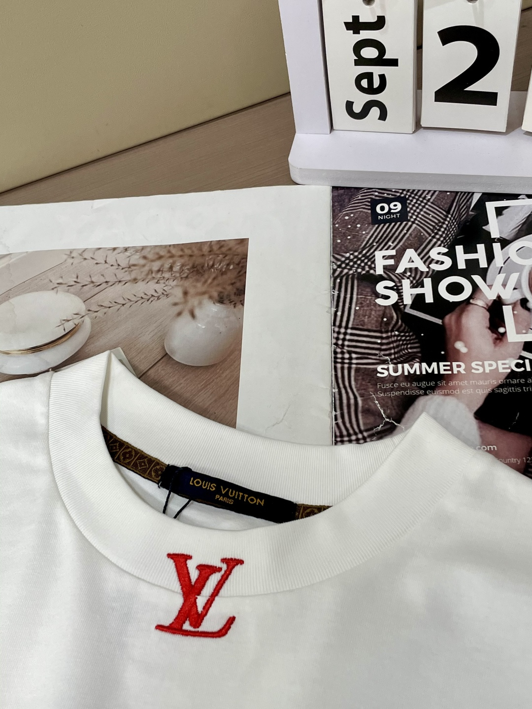 Lv 25s秋冬最新款圆领打底套头T恤 面料采用优质精梳棉，入手便知非常柔软，上身亲肤感 极好！舒适透气