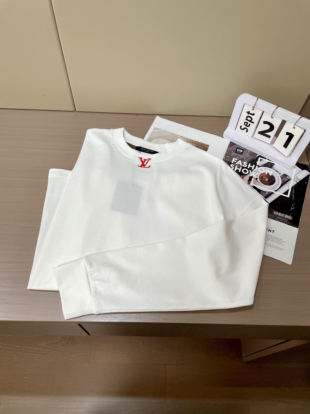 Lv 25s秋冬最新款圆领打底套头T恤 面料采用优质精梳棉，入手便知非常柔软，上身亲肤感 极好！舒适透气