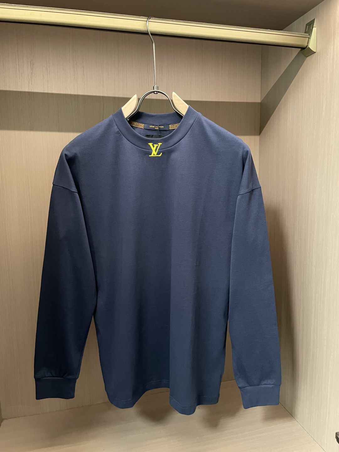 NO:539279,The latest round neck bottoming T-shirt in Lv25s autumn and winter. The fabric is made of high-quality combed cotton. It is very soft when you start, and the upper body feels very skin-friendly!  Comfortable, breathable, slim and slim while not restrained. The embroidered logo pattern embroidered on the chest!  Very exquisite, good fabrics can make the basic long-sleeved T-shirt not monotonous, and more fashionable in the outfit. This style can not only be worn inside, but also does not look monotonous when worn alone. Size m-xxxl,,louis vuitton,tees,t-shirt,alexander wang19860909Lv25s秋冬最新款圆领打底套头T恤 面料采用优质精梳棉,入手便知非常柔软,上身亲肤感 极好！舒适透气修身显瘦的同时又无束缚感,胸口刺绣绣logo图案标志点缀！非常精致,好面料才能让基础款的长袖T恤不在单调, 穿搭上多一份时尚,这款不仅可以内搭打底,单穿亦不会显得单调. 尺码m-xxxl,,louis vuitton,tees，t-shirt,alexander wang,Men's clothing