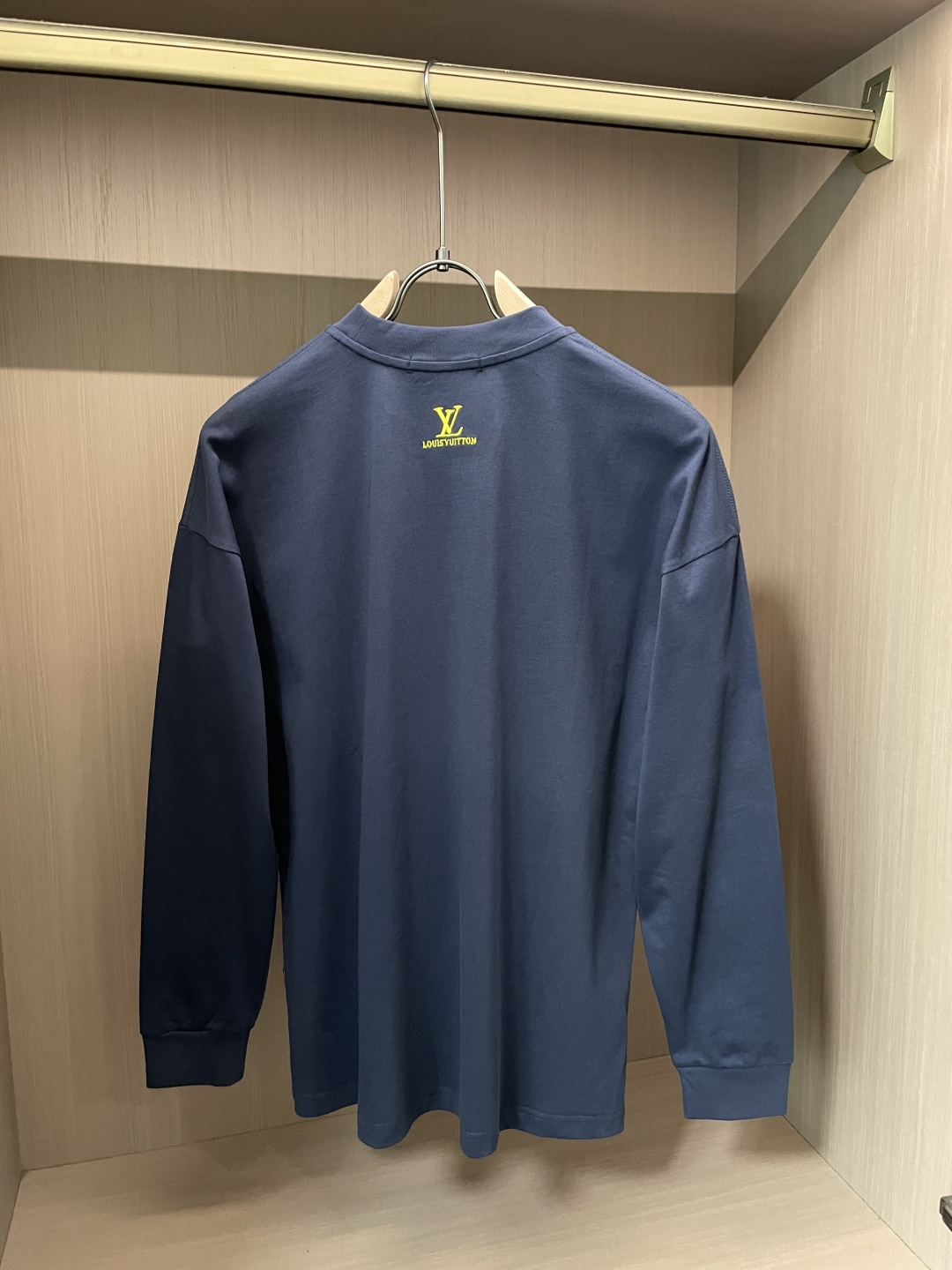 Lv 25s秋冬最新款圆领打底套头T恤 面料采用优质精梳棉，入手便知非常柔软，上身亲肤感 极好！舒适透气