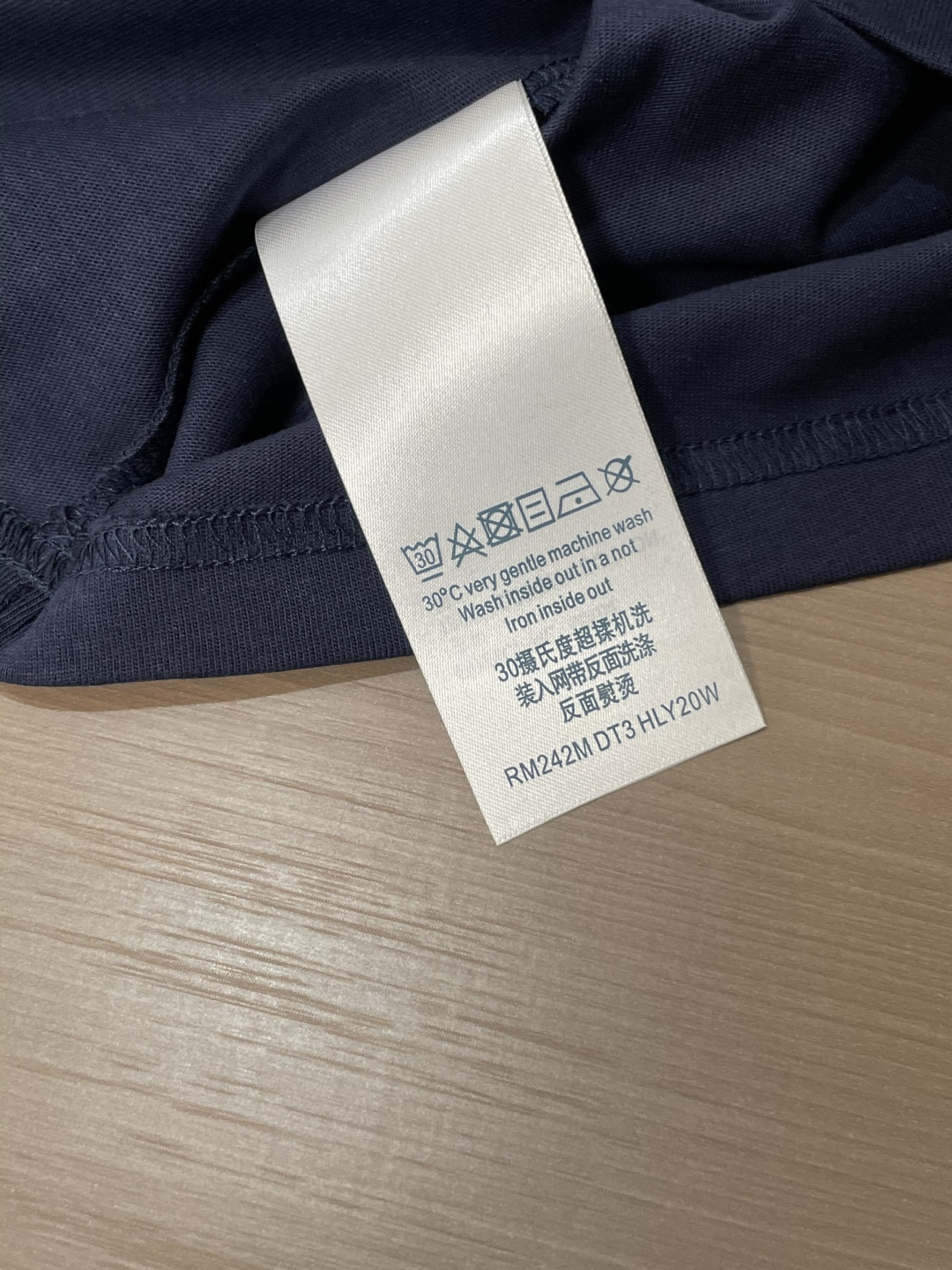 Lv 25s秋冬最新款圆领打底套头T恤 面料采用优质精梳棉，入手便知非常柔软，上身亲肤感 极好！舒适透气