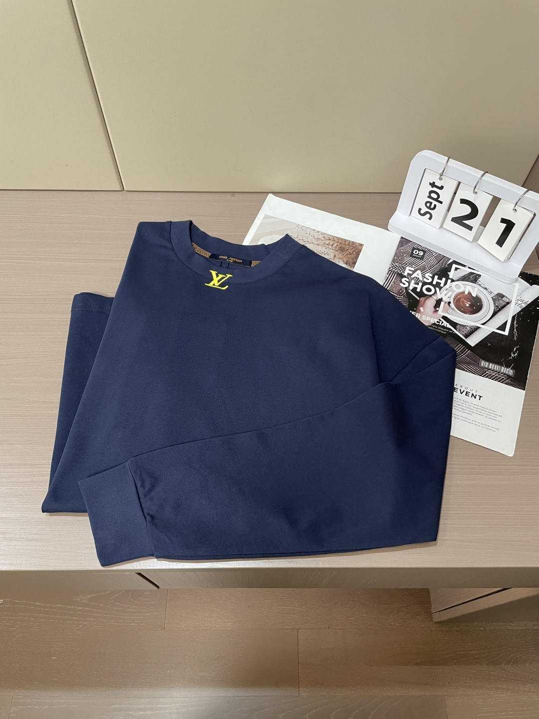 Lv 25s秋冬最新款圆领打底套头T恤 面料采用优质精梳棉，入手便知非常柔软，上身亲肤感 极好！舒适透气