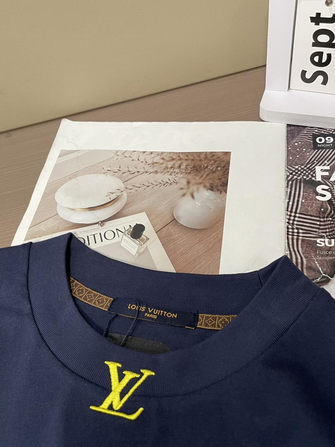 Lv 25s秋冬最新款圆领打底套头T恤 面料采用优质精梳棉，入手便知非常柔软，上身亲肤感 极好！舒适透气