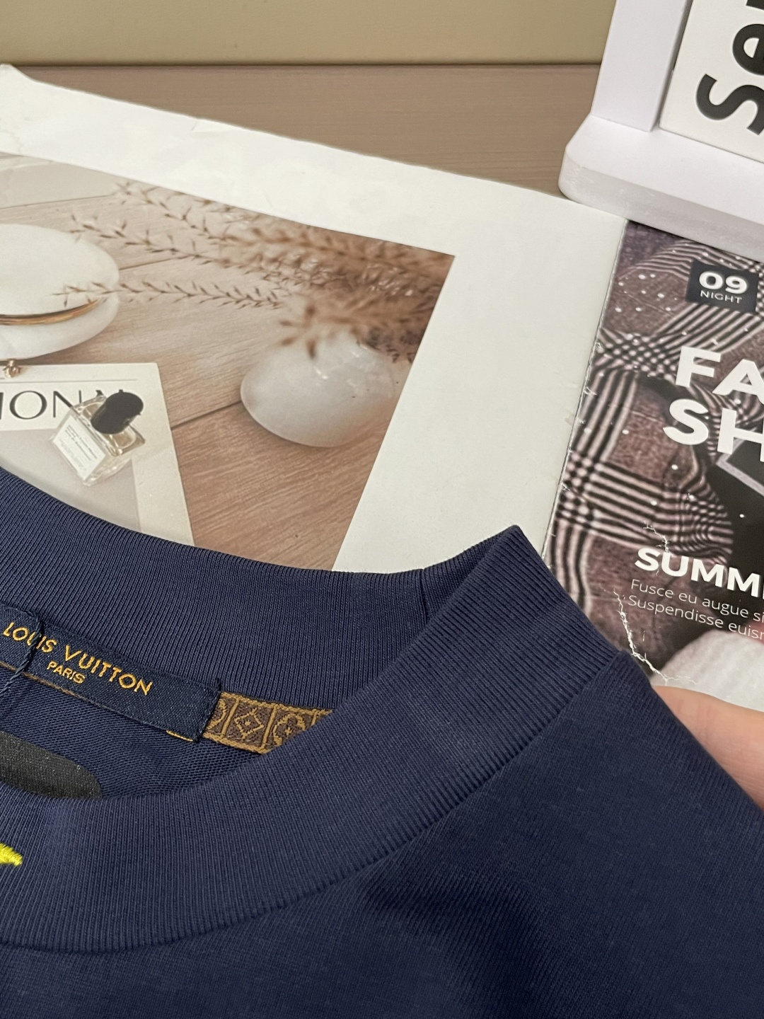 Lv 25s秋冬最新款圆领打底套头T恤 面料采用优质精梳棉，入手便知非常柔软，上身亲肤感 极好！舒适透气