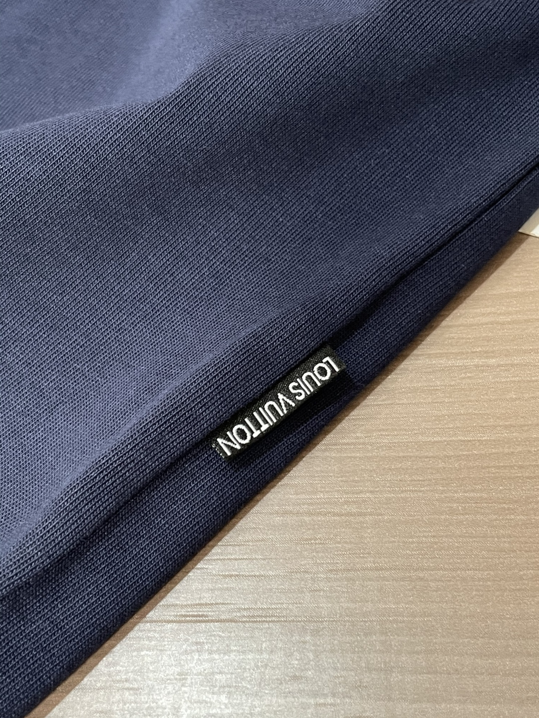 Lv 25s秋冬最新款圆领打底套头T恤 面料采用优质精梳棉，入手便知非常柔软，上身亲肤感 极好！舒适透气