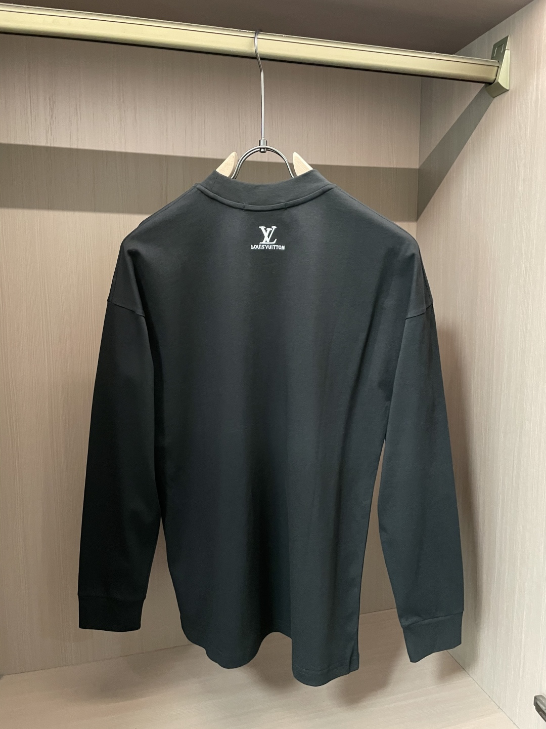 LV 25s秋冬最新款圆领打底套头T恤 面料采用优质精梳棉，入手便知非常柔软，上身亲肤感 极好！舒适透气