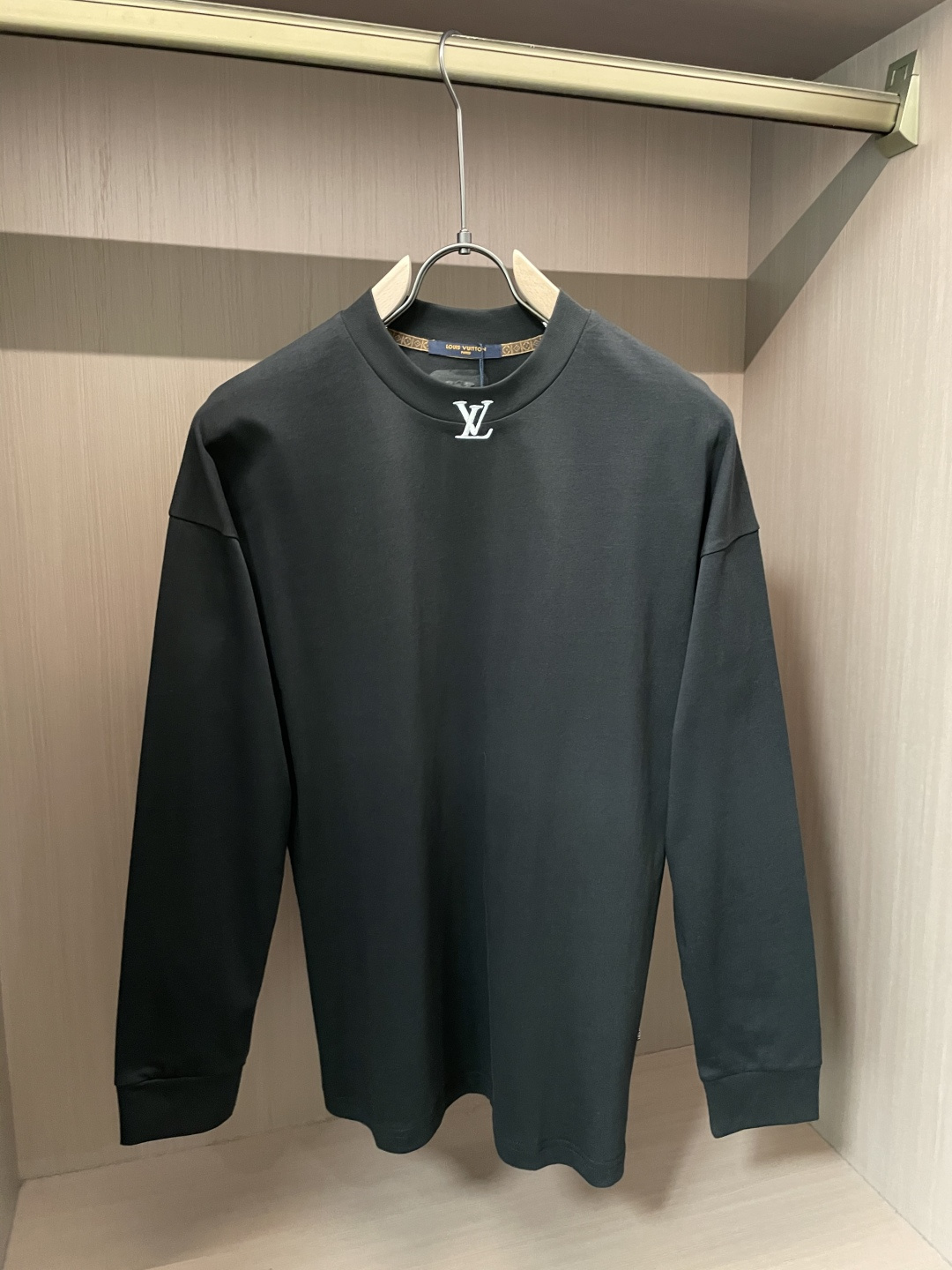 NO:539282,The latest round neck base pullover T-shirt in LV 25s autumn and winter. The fabric is made of high-quality combed cotton, which shows that it is very soft when you get it. It feels so good on the upper body and skin-friendly!  Comfortable, breathable, slim and slim while not restrained. The embroidered logo pattern embroidered on the chest!  Very exquisite, good fabrics can make the basic long-sleeved T-shirt not monotonous, and more fashionable in the outfit. This style can not only be worn inside, but also does not look monotonous when worn alone. Size m-xxxl,,louis vuitton,tees,t-shirt,alexander wang19860909LV 25s秋冬最新款圆领打底套头T恤 面料采用优质精梳棉,入手便知非常柔软,上身亲肤感 极好！舒适透气修身显瘦的同时又无束缚感,胸口刺绣绣logo图案标志点缀！非常精致,好面料才能让基础款的长袖T恤不在单调, 穿搭上多一份时尚,这款不仅可以内搭打底,单穿亦不会显得单调. 尺码m-xxxl,,louis vuitton,tees，t-shirt,alexander wang,Men's clothing