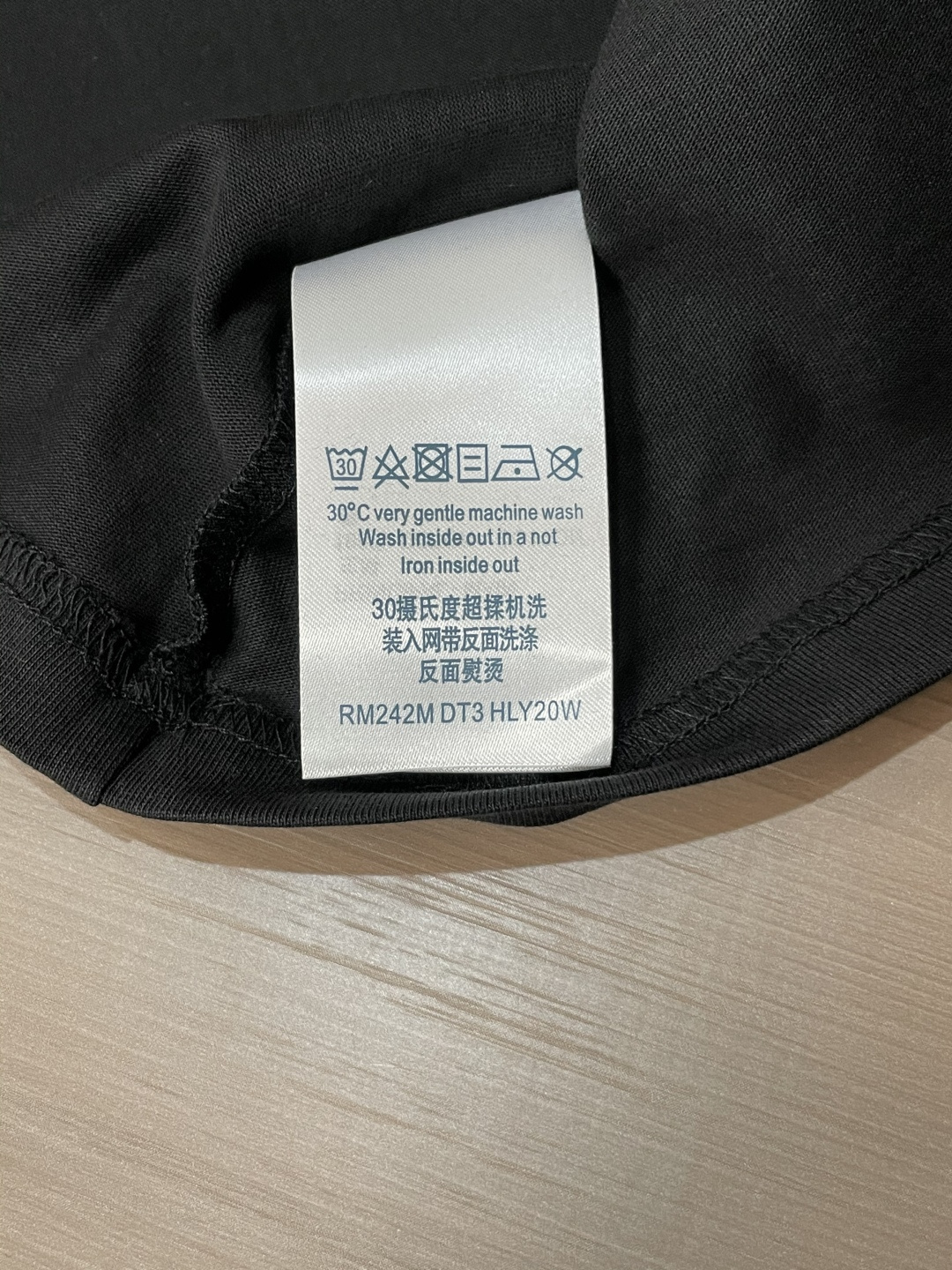 LV 25s秋冬最新款圆领打底套头T恤 面料采用优质精梳棉，入手便知非常柔软，上身亲肤感 极好！舒适透气