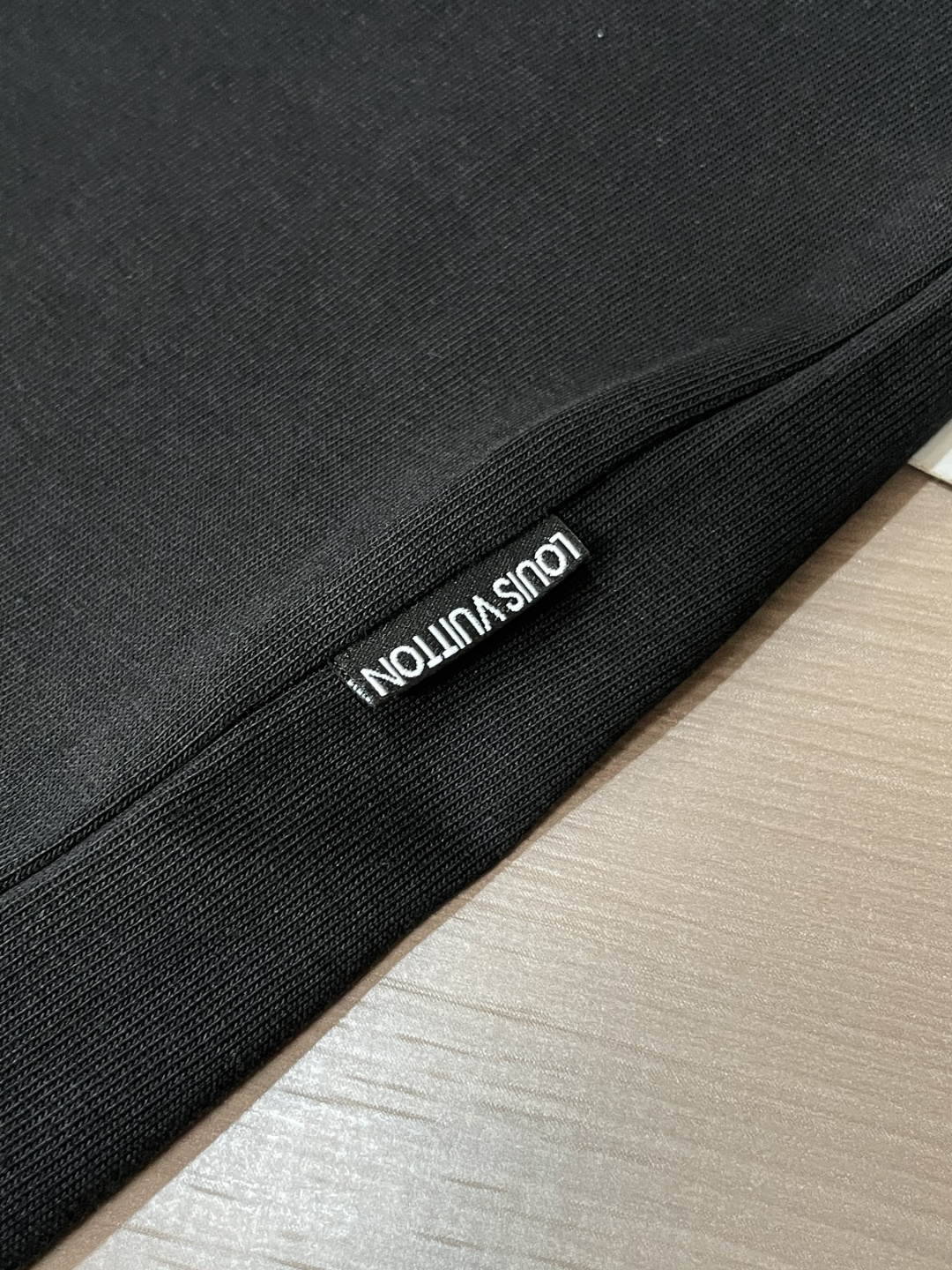 LV 25s秋冬最新款圆领打底套头T恤 面料采用优质精梳棉，入手便知非常柔软，上身亲肤感 极好！舒适透气