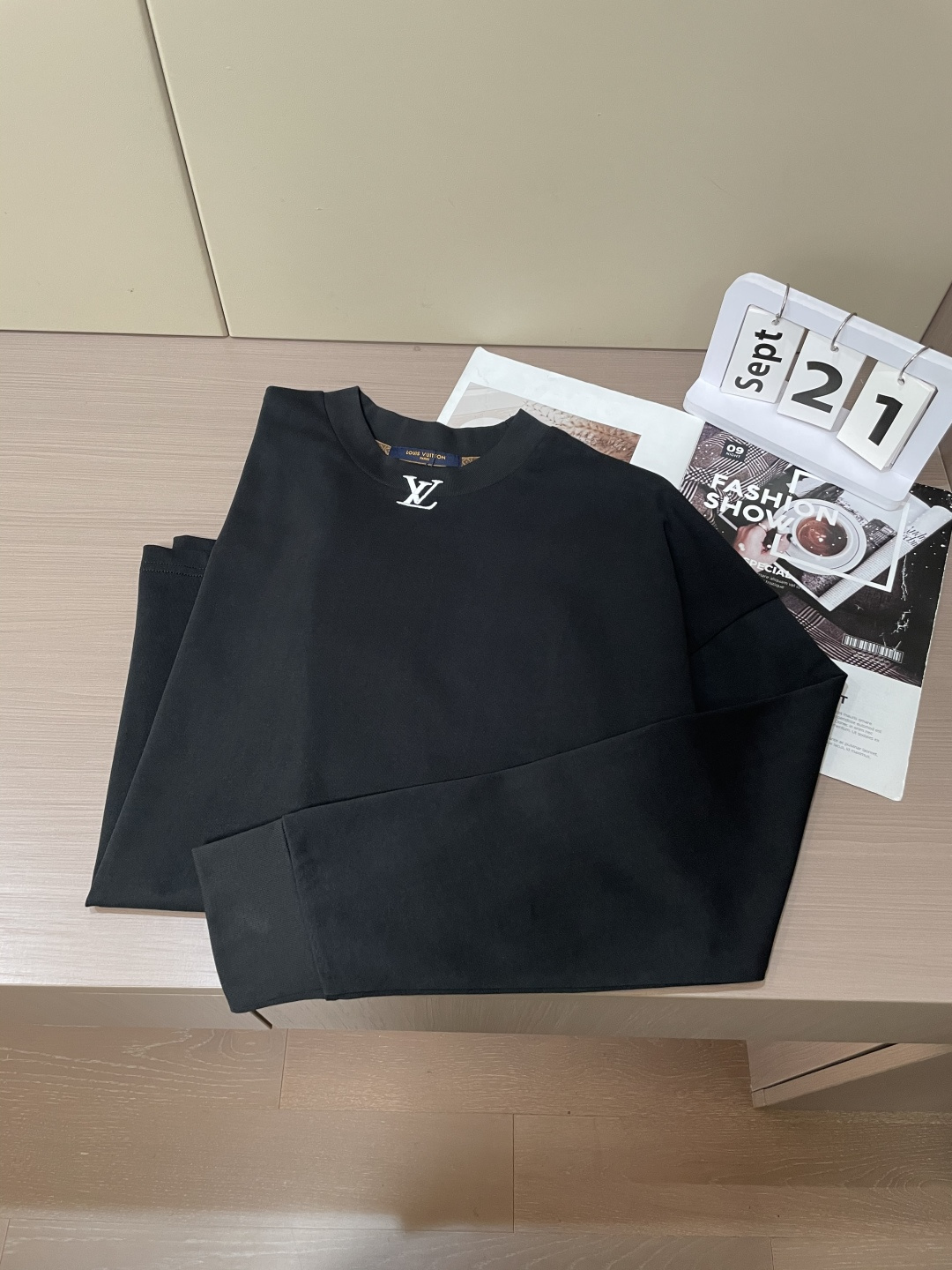 LV 25s秋冬最新款圆领打底套头T恤 面料采用优质精梳棉，入手便知非常柔软，上身亲肤感 极好！舒适透气