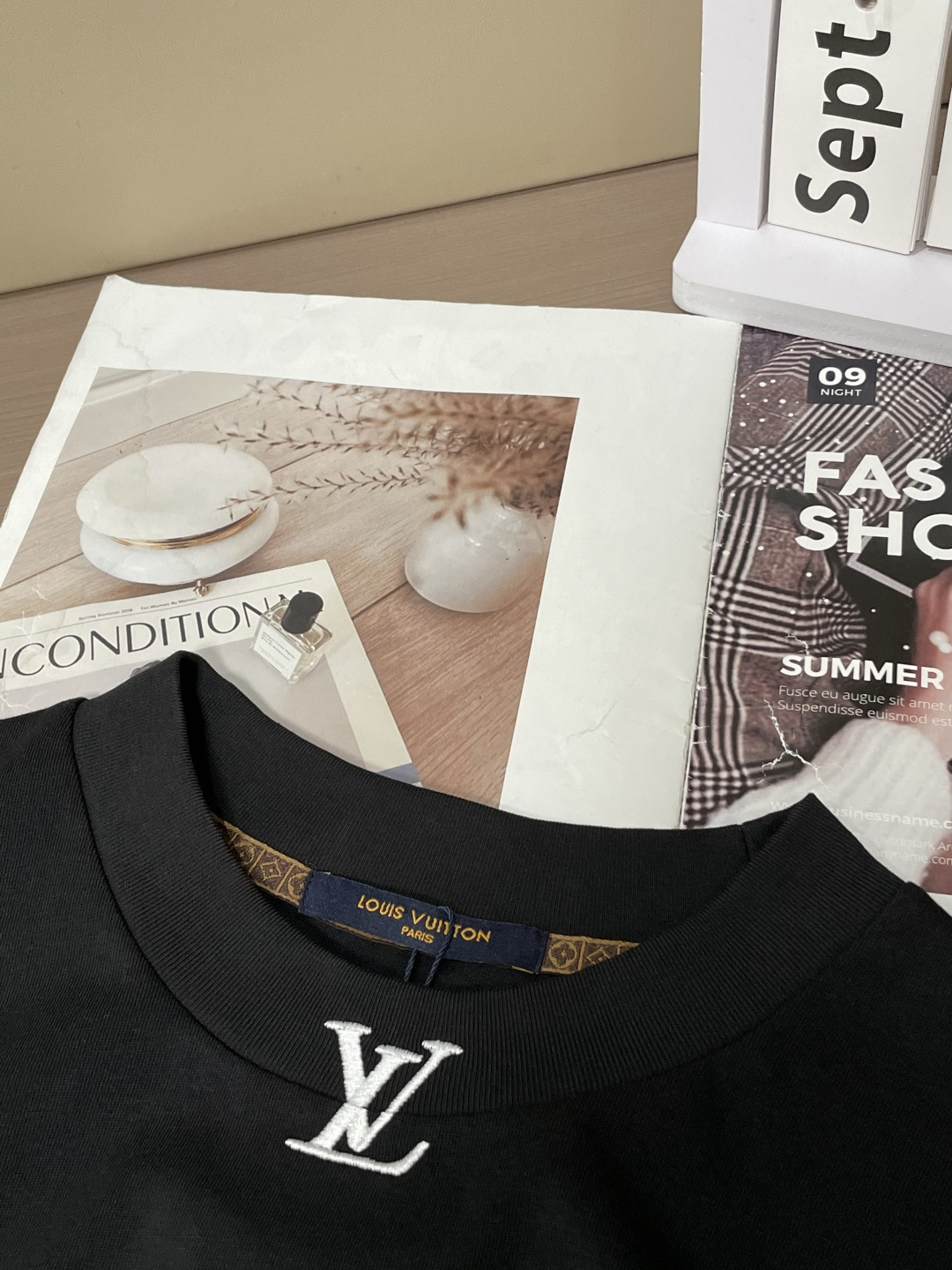 LV 25s秋冬最新款圆领打底套头T恤 面料采用优质精梳棉，入手便知非常柔软，上身亲肤感 极好！舒适透气