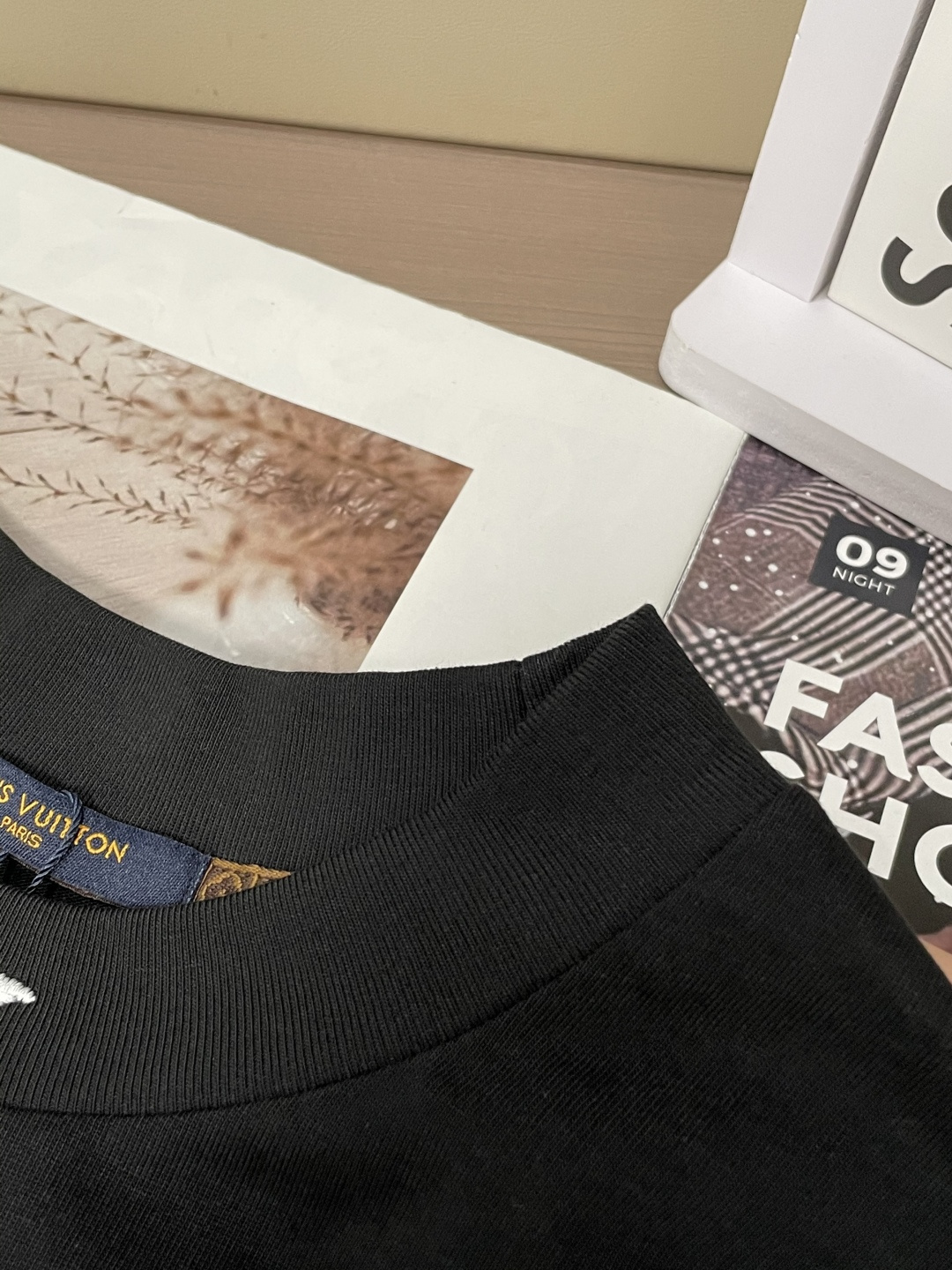 LV 25s秋冬最新款圆领打底套头T恤 面料采用优质精梳棉，入手便知非常柔软，上身亲肤感 极好！舒适透气