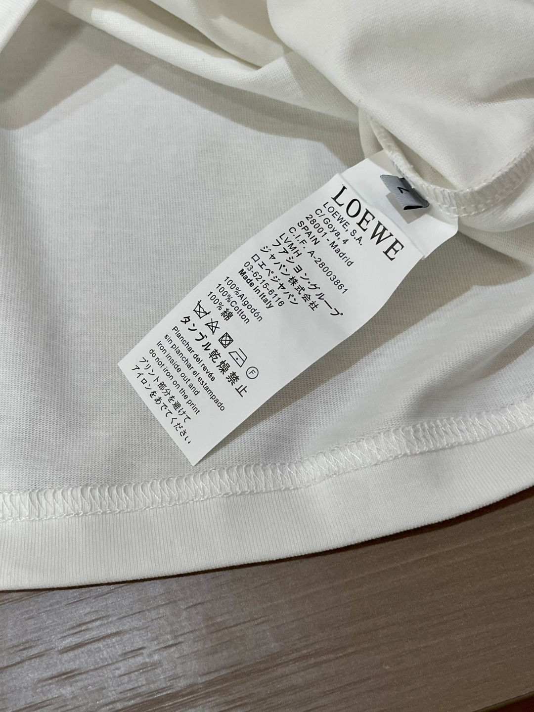 Loewe 25s秋冬最新款圆领打底套头T恤 面料采用优质精梳棉，入手便知非常柔软，上身亲肤感 极好！舒