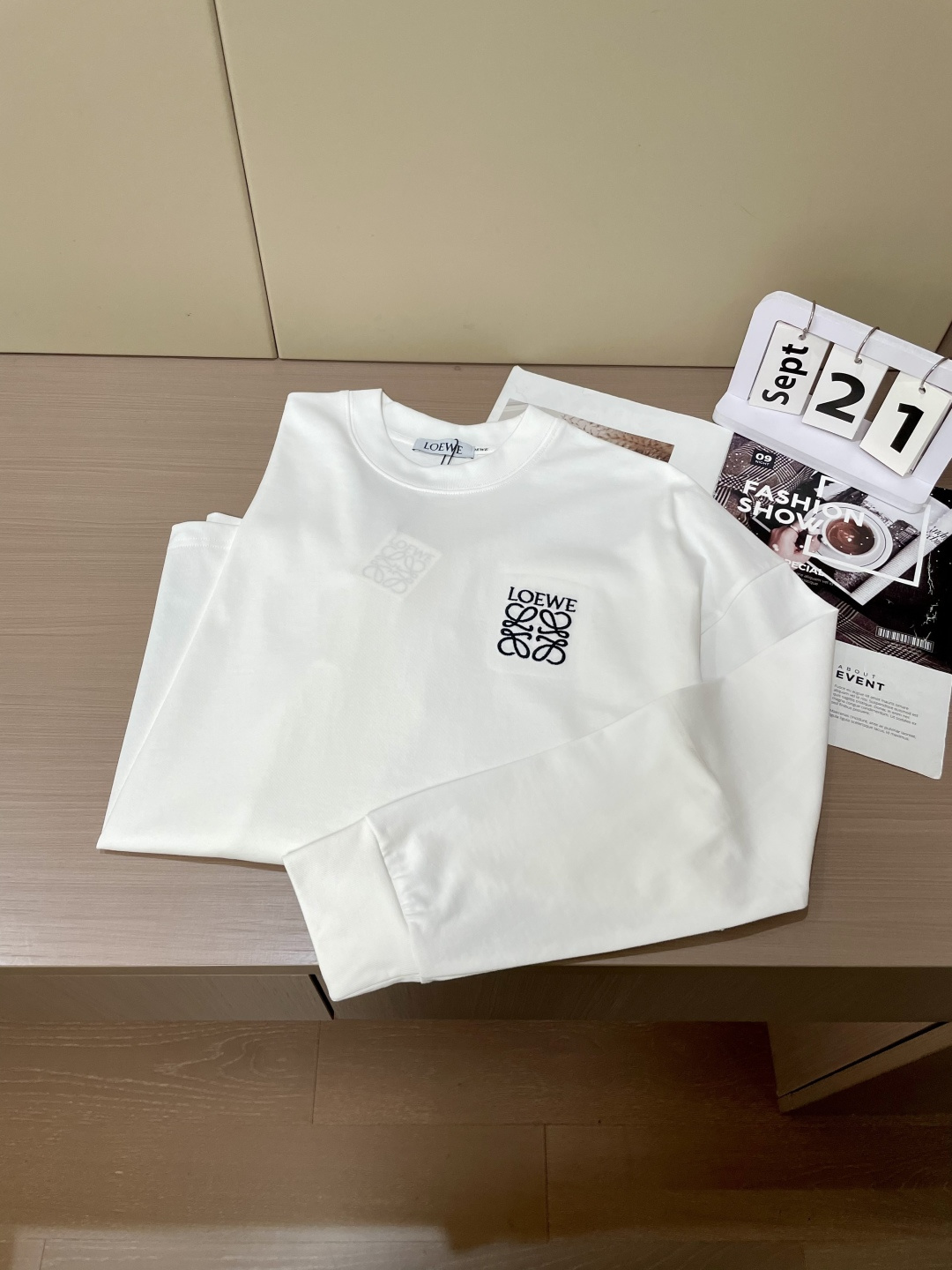 Loewe 25s秋冬最新款圆领打底套头T恤 面料采用优质精梳棉，入手便知非常柔软，上身亲肤感 极好！舒