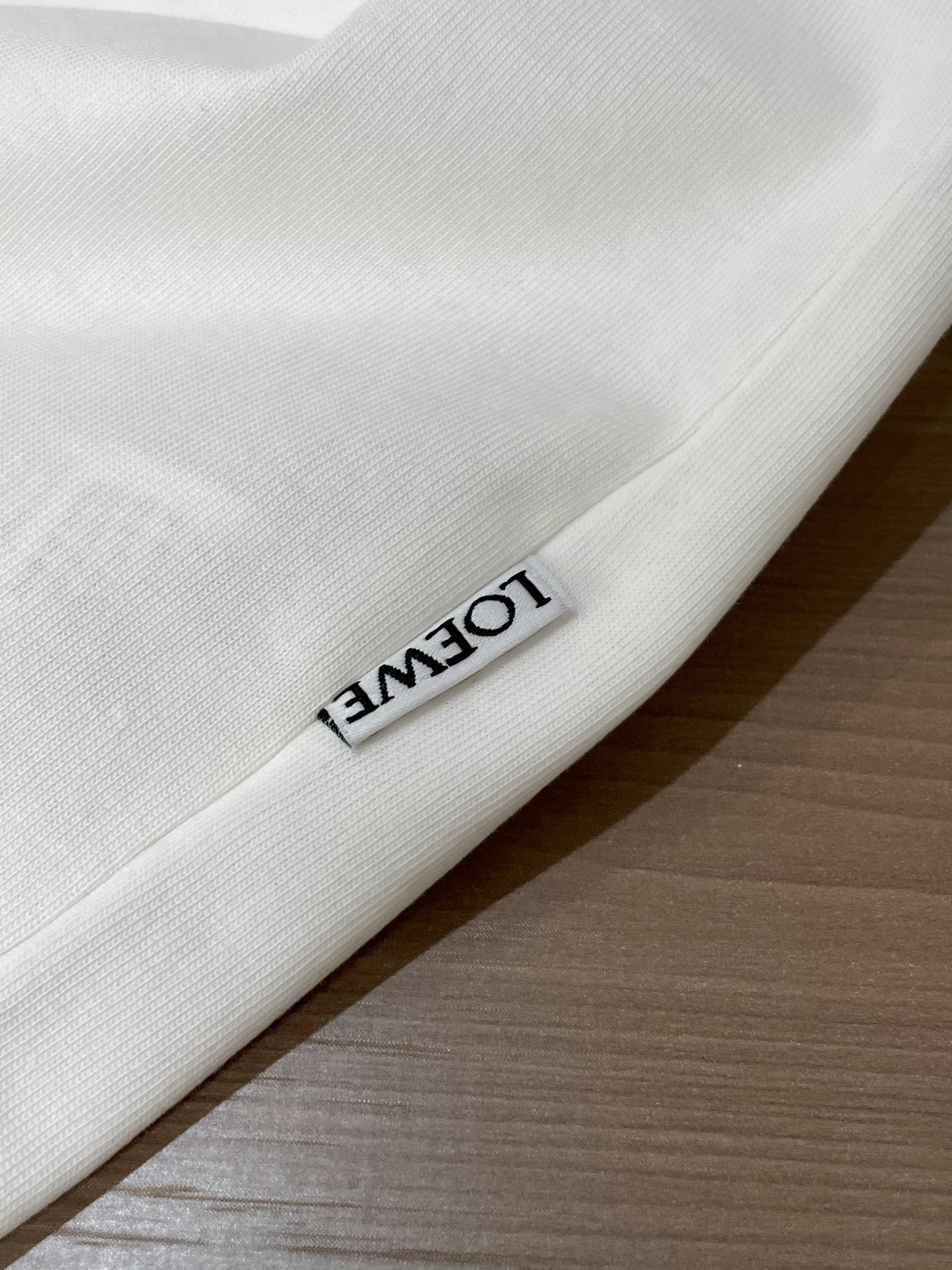 Loewe 25s秋冬最新款圆领打底套头T恤 面料采用优质精梳棉，入手便知非常柔软，上身亲肤感 极好！舒