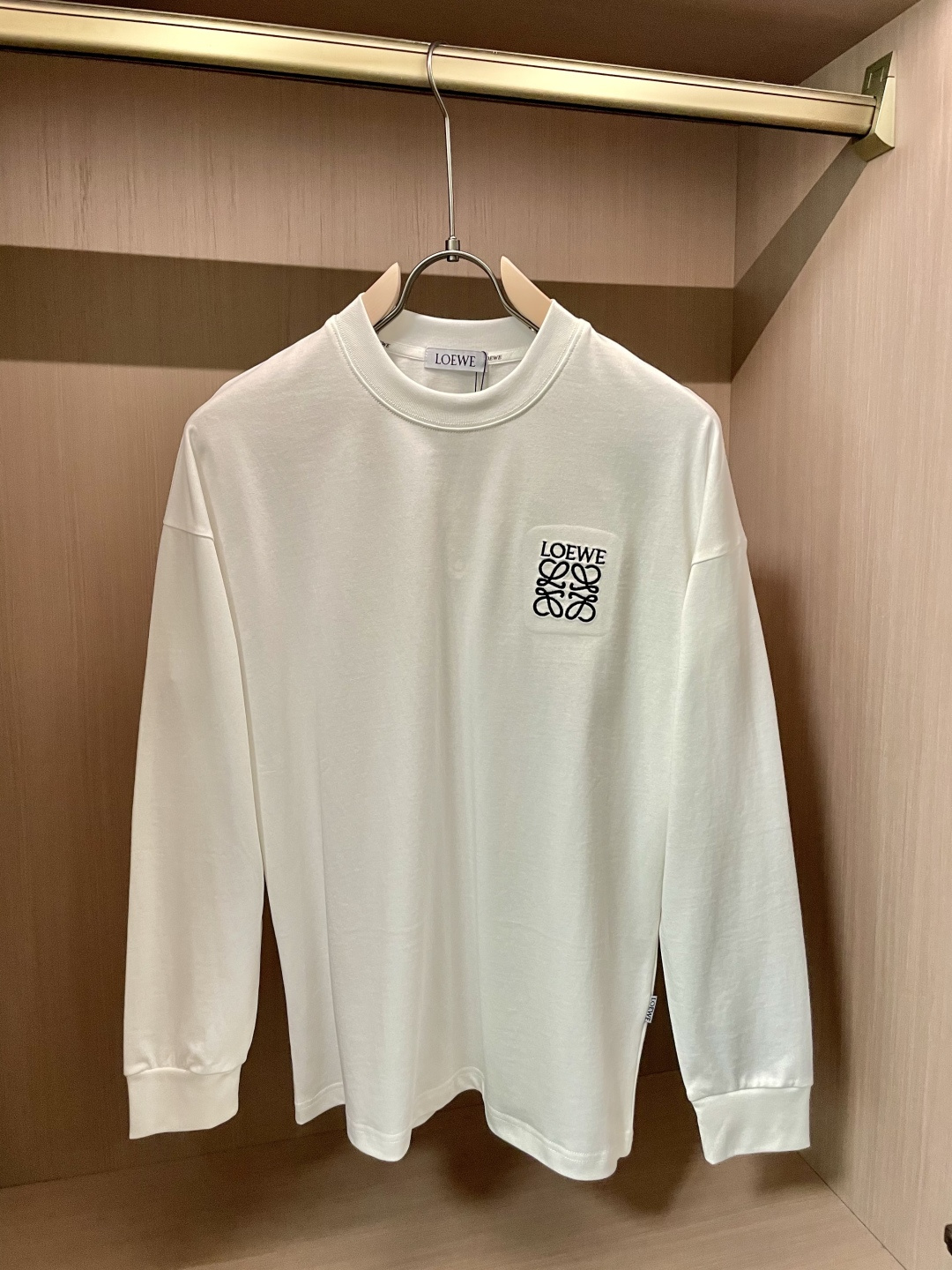 NO:539285,Loewe 25s autumn and winter latest round neck base pullover T-shirt. The fabric is made of high-quality combed cotton. It is very soft when you start, and the upper body feels very skin-friendly!  Comfortable, breathable, slim and slim while not restrained. The embroidered logo pattern embroidered on the chest!  Very exquisite, good fabrics can make the basic long-sleeved T-shirt not monotonous, and more fashionable in the outfit. This style can not only be worn inside, but also does not look monotonous when worn alone. Size m-xxxl,,loewe,tees,t-shirt,alexander wang19860909Loewe 25s秋冬最新款圆领打底套头T恤 面料采用优质精梳棉,入手便知非常柔软,上身亲肤感 极好！舒适透气修身显瘦的同时又无束缚感,胸口刺绣绣logo图案标志点缀！非常精致,好面料才能让基础款的长袖T恤不在单调, 穿搭上多一份时尚,这款不仅可以内搭打底,单穿亦不会显得单调. 尺码m-xxxl,,loewe,tees，t-shirt,alexander wang,Men's clothing