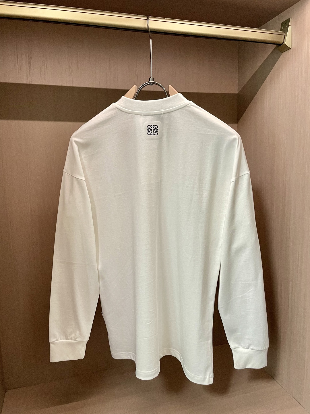 Loewe 25s秋冬最新款圆领打底套头T恤 面料采用优质精梳棉，入手便知非常柔软，上身亲肤感 极好！舒