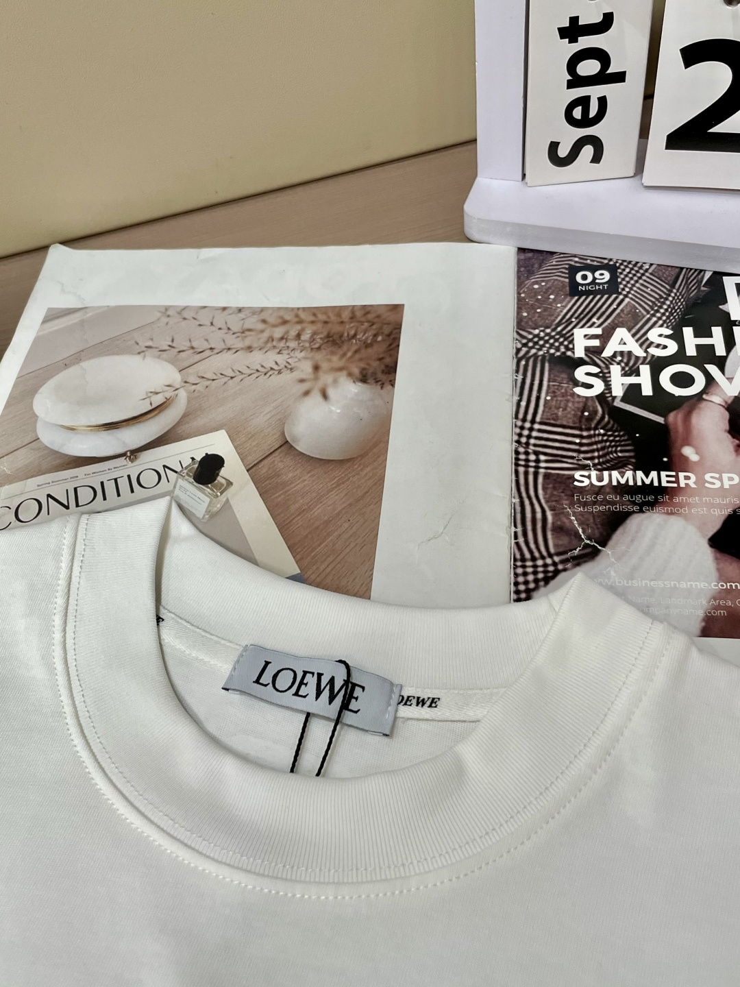 Loewe 25s秋冬最新款圆领打底套头T恤 面料采用优质精梳棉，入手便知非常柔软，上身亲肤感 极好！舒