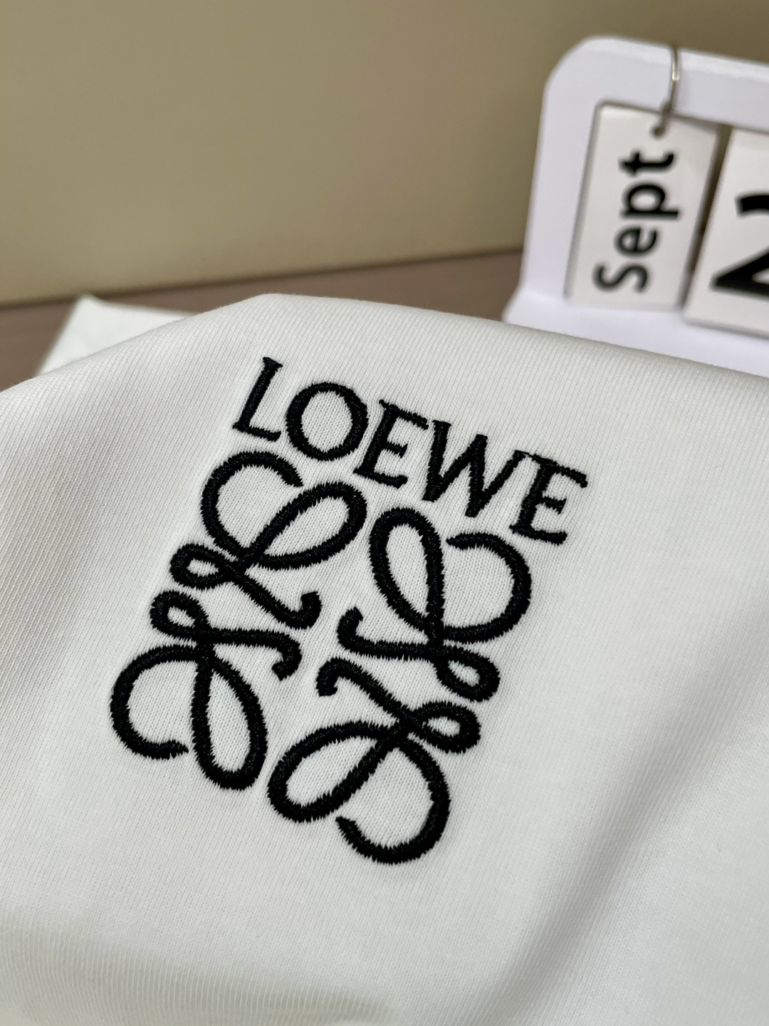 Loewe 25s秋冬最新款圆领打底套头T恤 面料采用优质精梳棉，入手便知非常柔软，上身亲肤感 极好！舒