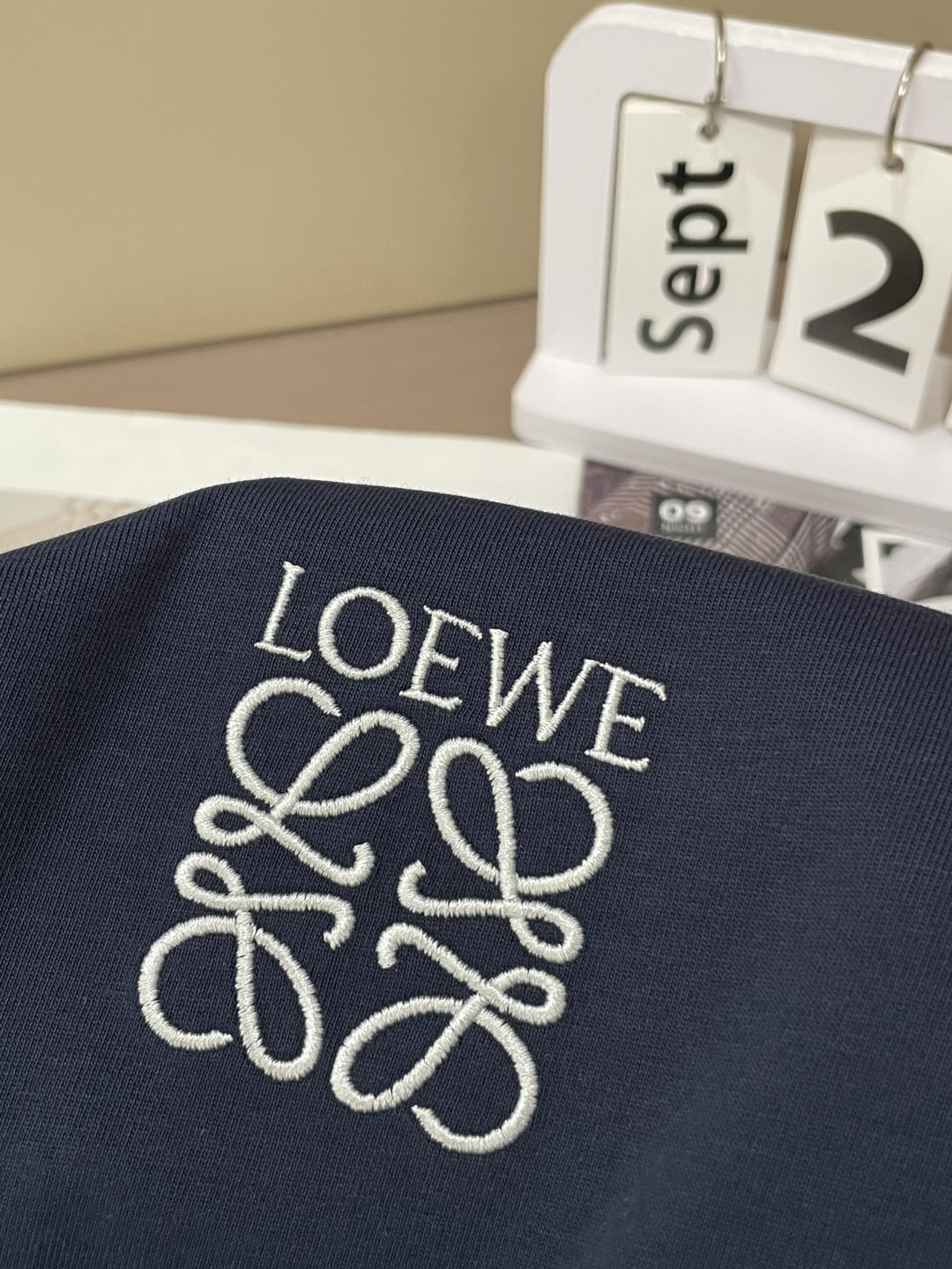 Loewe 25s秋冬最新款圆领打底套头T恤 面料采用优质精梳棉，入手便知非常柔软，上身亲肤感 极好！舒