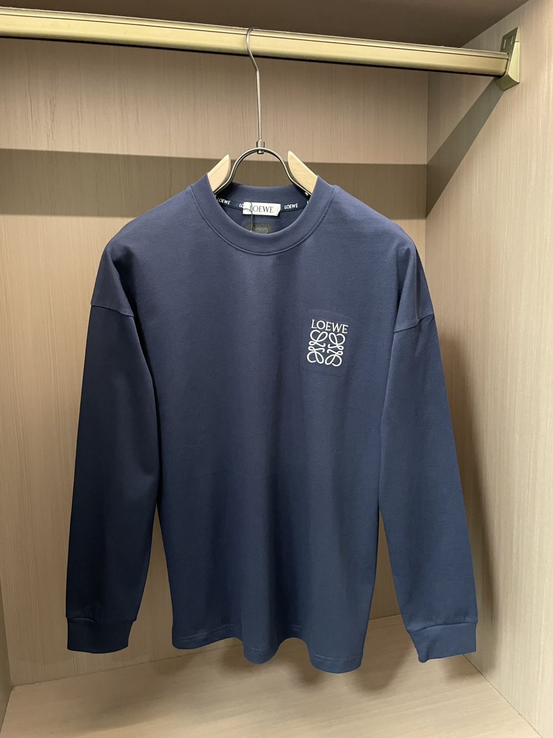 NO:539288,Loewe25s autumn and winter latest round neck base pullover T-shirt. The fabric is made of high-quality combed cotton. It is very soft when you start, and the upper body feels very skin-friendly!  Comfortable, breathable, slim and slim while not restrained. The embroidered logo pattern embroidered on the chest!  Very exquisite, good fabrics can make the basic long-sleeved T-shirt not monotonous, and more fashionable in the outfit. This style can not only be worn inside, but also does not look monotonous when worn alone. Size m-xxxl,,loewe,tees,t-shirt,alexander wang19860909Loewe25s秋冬最新款圆领打底套头T恤 面料采用优质精梳棉,入手便知非常柔软,上身亲肤感 极好！舒适透气修身显瘦的同时又无束缚感,胸口刺绣绣logo图案标志点缀！非常精致,好面料才能让基础款的长袖T恤不在单调, 穿搭上多一份时尚,这款不仅可以内搭打底,单穿亦不会显得单调. 尺码m-xxxl,,loewe,tees，t-shirt,alexander wang,Men's clothing