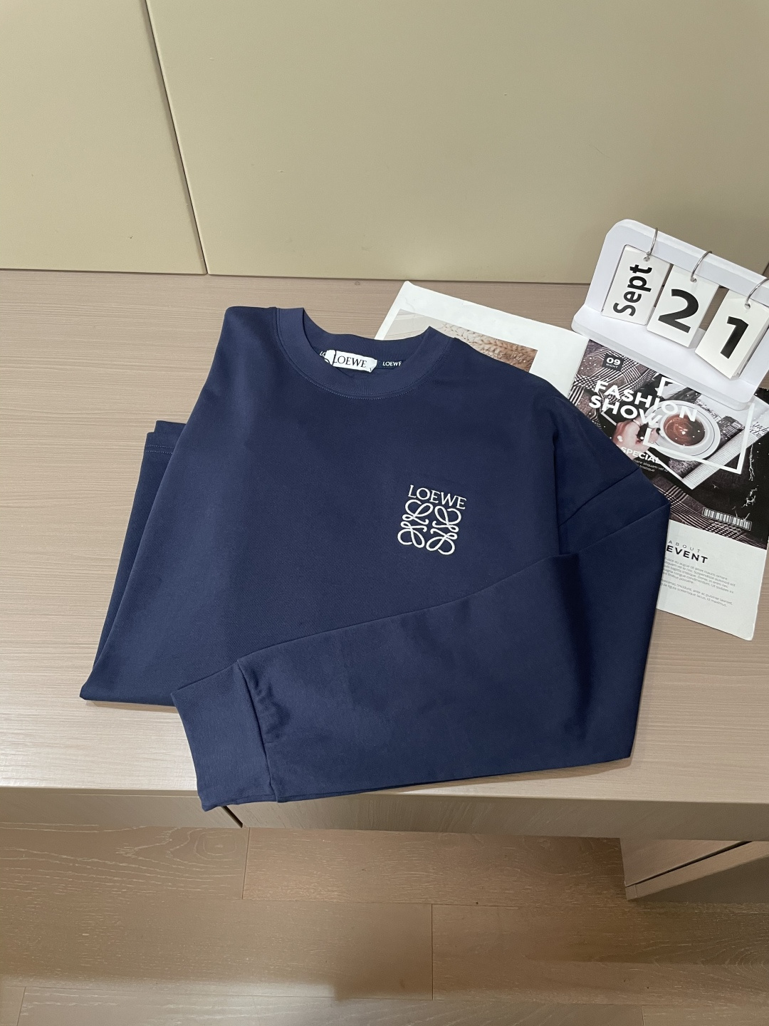 Loewe 25s秋冬最新款圆领打底套头T恤 面料采用优质精梳棉，入手便知非常柔软，上身亲肤感 极好！舒