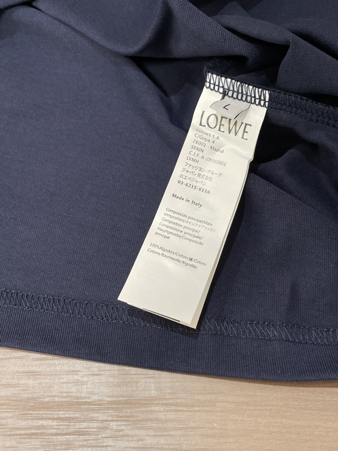 Loewe 25s秋冬最新款圆领打底套头T恤 面料采用优质精梳棉，入手便知非常柔软，上身亲肤感 极好！舒