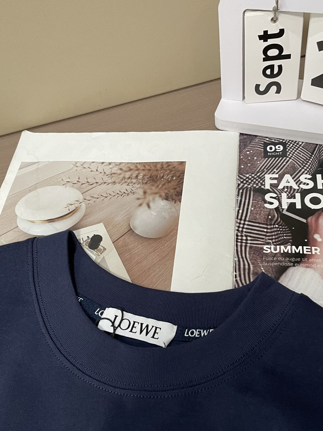 Loewe 25s秋冬最新款圆领打底套头T恤 面料采用优质精梳棉，入手便知非常柔软，上身亲肤感 极好！舒