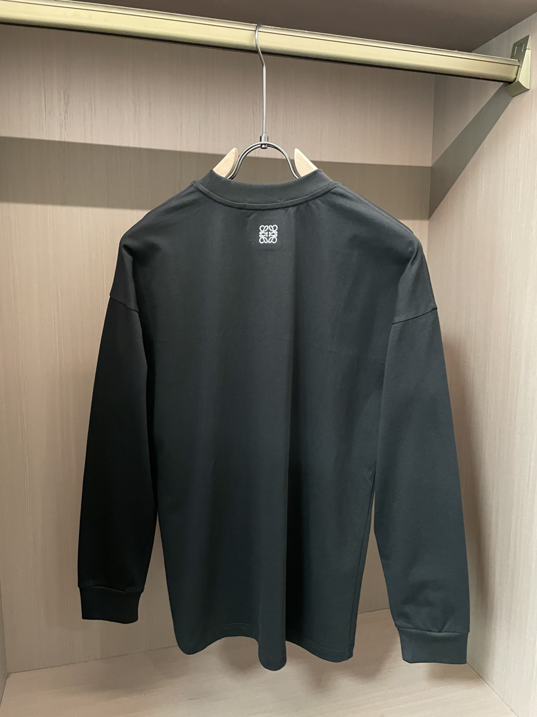 Loewe 25s秋冬最新款圆领打底套头T恤 面料采用优质精梳棉，入手便知非常柔软，上身亲肤感 极好！舒