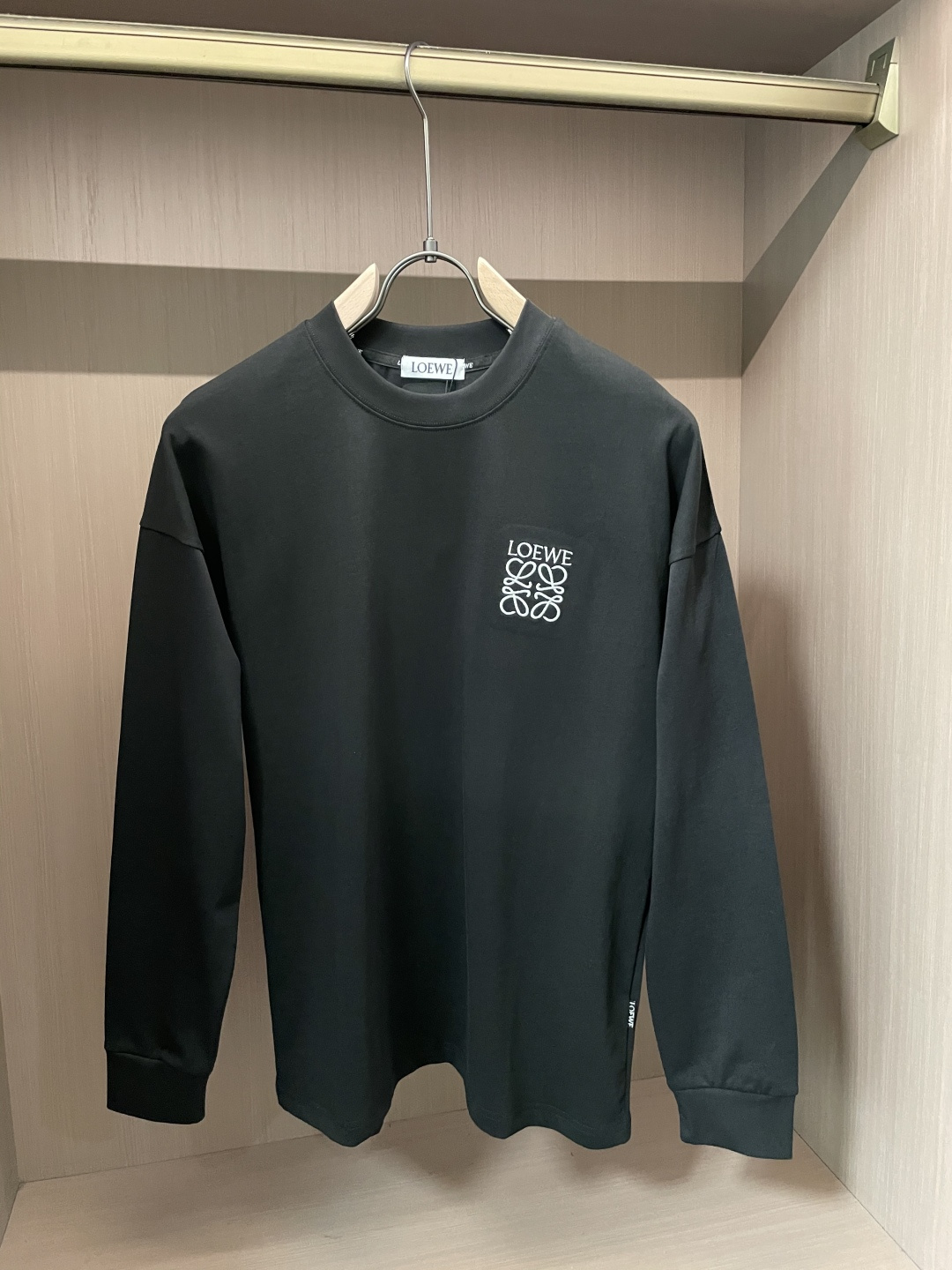 NO:539291,Loewe 25s autumn and winter latest round neck base pullover T-shirt. The fabric is made of high-quality combed cotton. It is very soft when you start, and the upper body feels very skin-friendly!  Comfortable, breathable, slim and slim while not restrained. The embroidered logo pattern embroidered on the chest!  Very exquisite, good fabrics can make the basic long-sleeved T-shirt not monotonous, and more fashionable in the outfit. This style can not only be worn inside, but also does not look monotonous when worn alone. Size m-xxxl,,loewe,tees,t-shirt,alexander wang19860909Loewe 25s秋冬最新款圆领打底套头T恤 面料采用优质精梳棉,入手便知非常柔软,上身亲肤感 极好！舒适透气修身显瘦的同时又无束缚感,胸口刺绣绣logo图案标志点缀！非常精致,好面料才能让基础款的长袖T恤不在单调, 穿搭上多一份时尚,这款不仅可以内搭打底,单穿亦不会显得单调. 尺码m-xxxl,,loewe,tees，t-shirt,alexander wang,Men's clothing