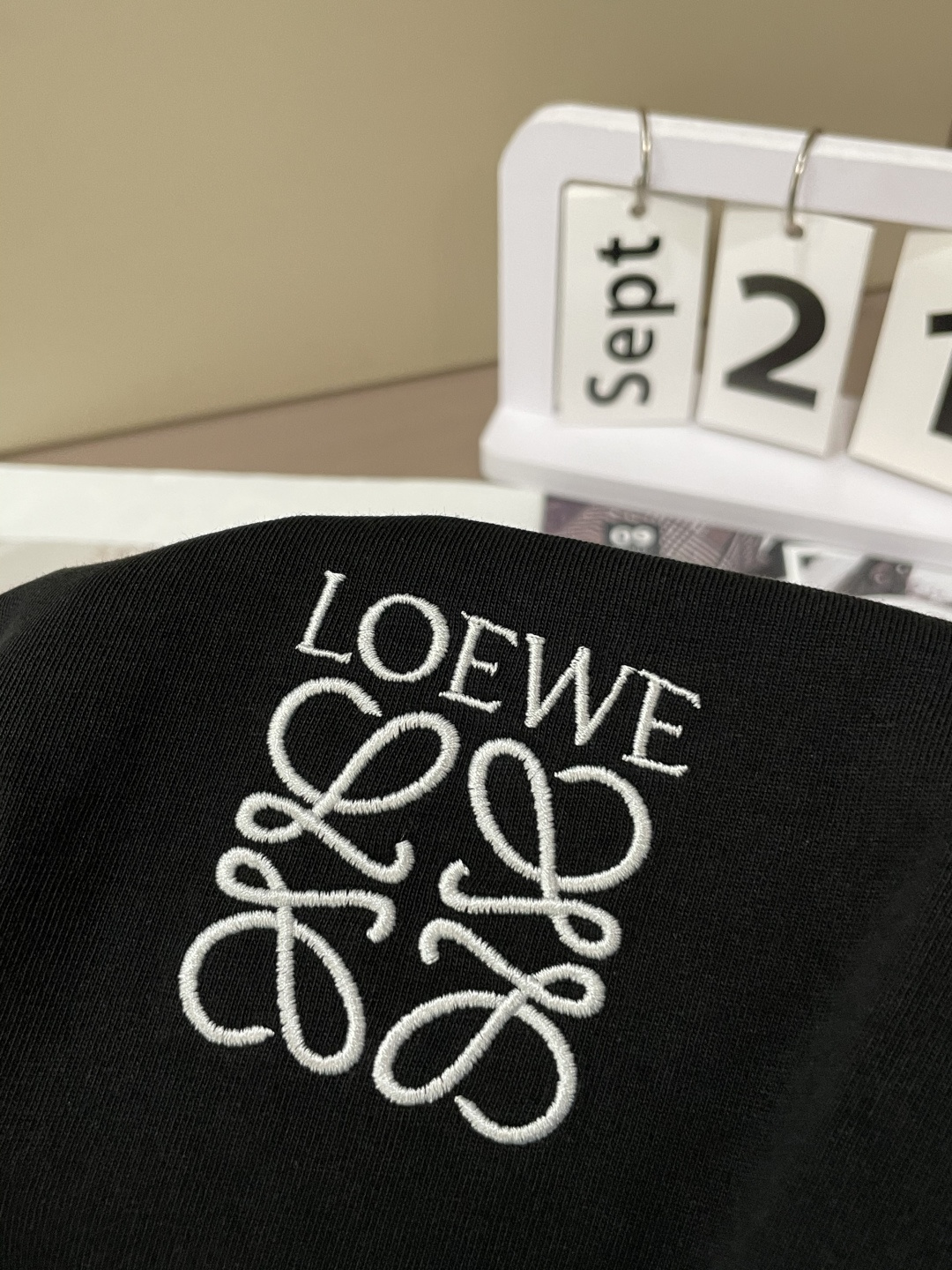 Loewe 25s秋冬最新款圆领打底套头T恤 面料采用优质精梳棉，入手便知非常柔软，上身亲肤感 极好！舒