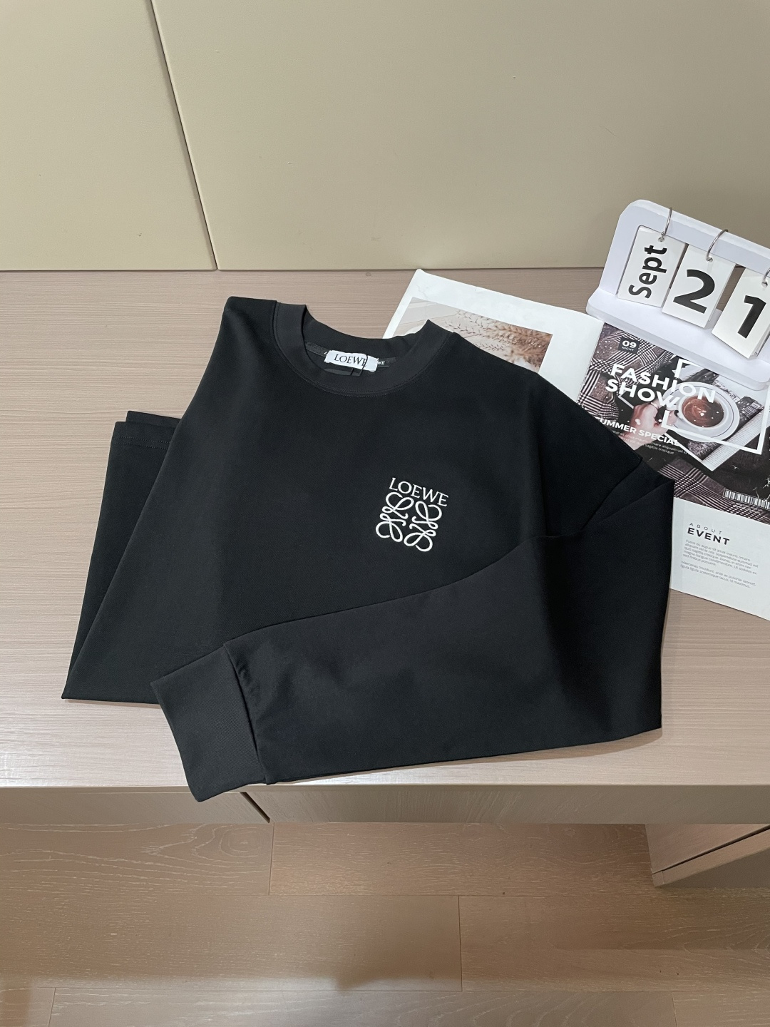 Loewe 25s秋冬最新款圆领打底套头T恤 面料采用优质精梳棉，入手便知非常柔软，上身亲肤感 极好！舒