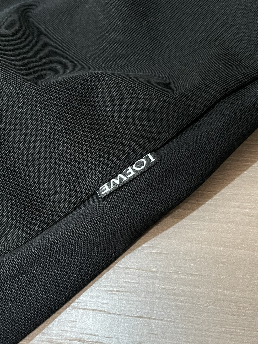 Loewe 25s秋冬最新款圆领打底套头T恤 面料采用优质精梳棉，入手便知非常柔软，上身亲肤感 极好！舒