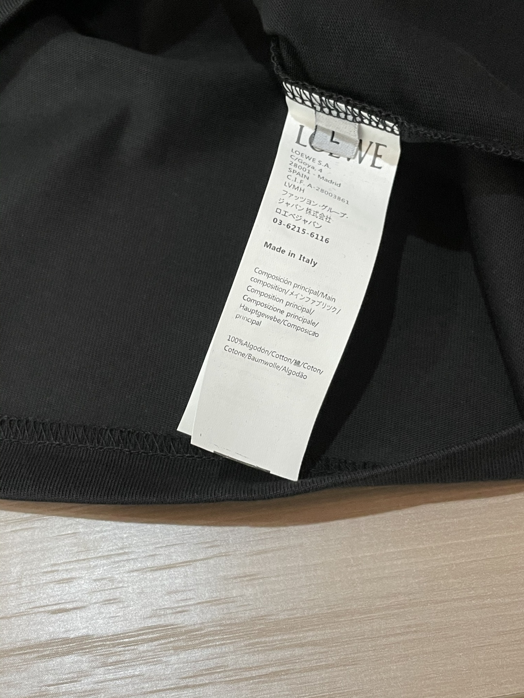 Loewe 25s秋冬最新款圆领打底套头T恤 面料采用优质精梳棉，入手便知非常柔软，上身亲肤感 极好！舒