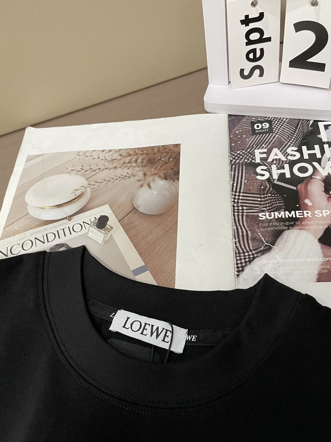 Loewe 25s秋冬最新款圆领打底套头T恤 面料采用优质精梳棉，入手便知非常柔软，上身亲肤感 极好！舒