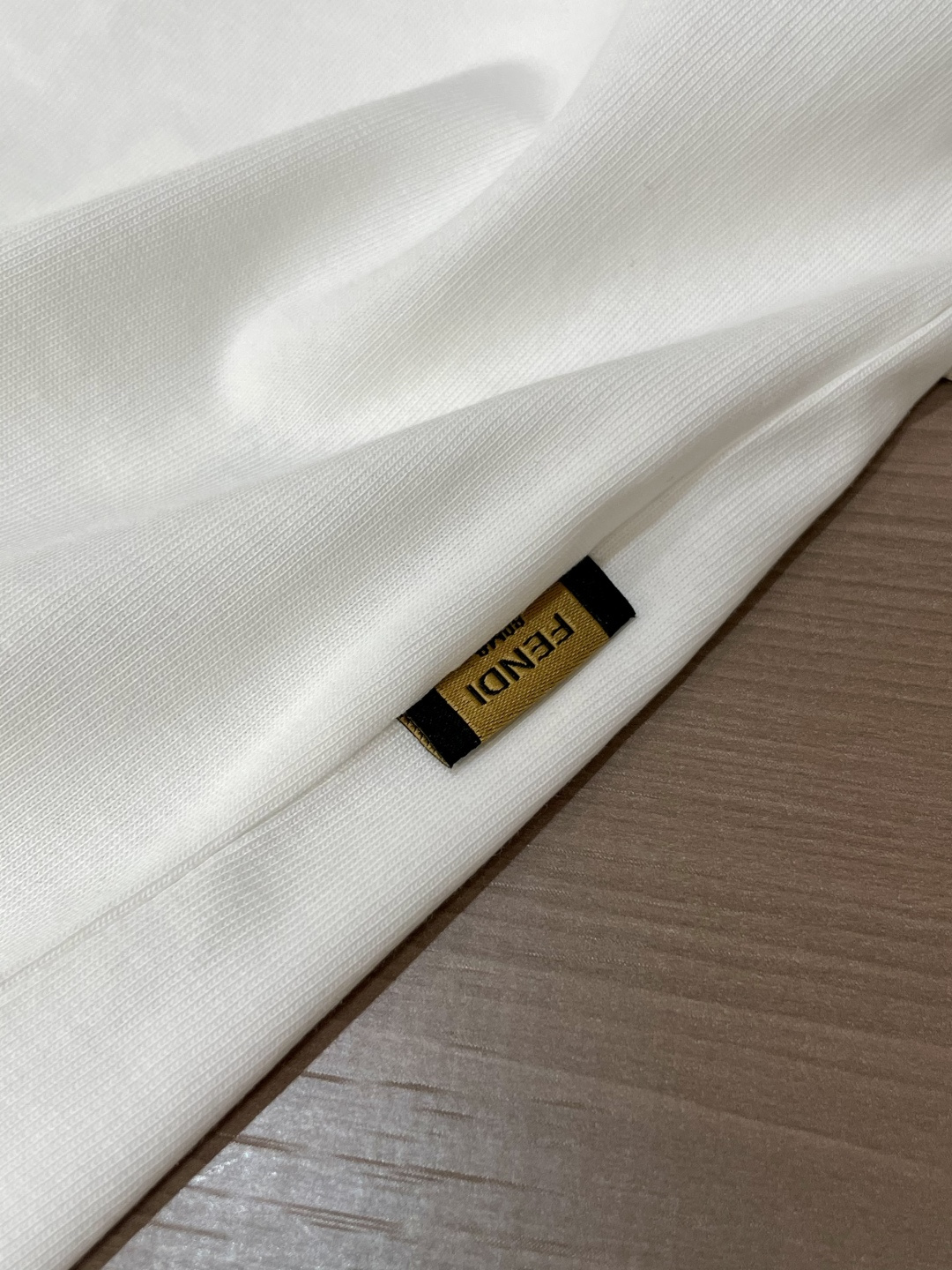 FD 25s秋冬最新款圆领打底套头T恤 面料采用优质精梳棉，入手便知非常柔软，上身亲肤感 极好！舒适透气