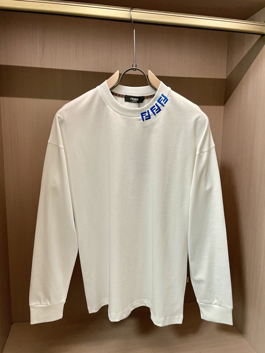 FD 25s秋冬最新款圆领打底套头T恤 面料采用优质精梳棉，入手便知非常柔软，上身亲肤感 极好！舒适透气