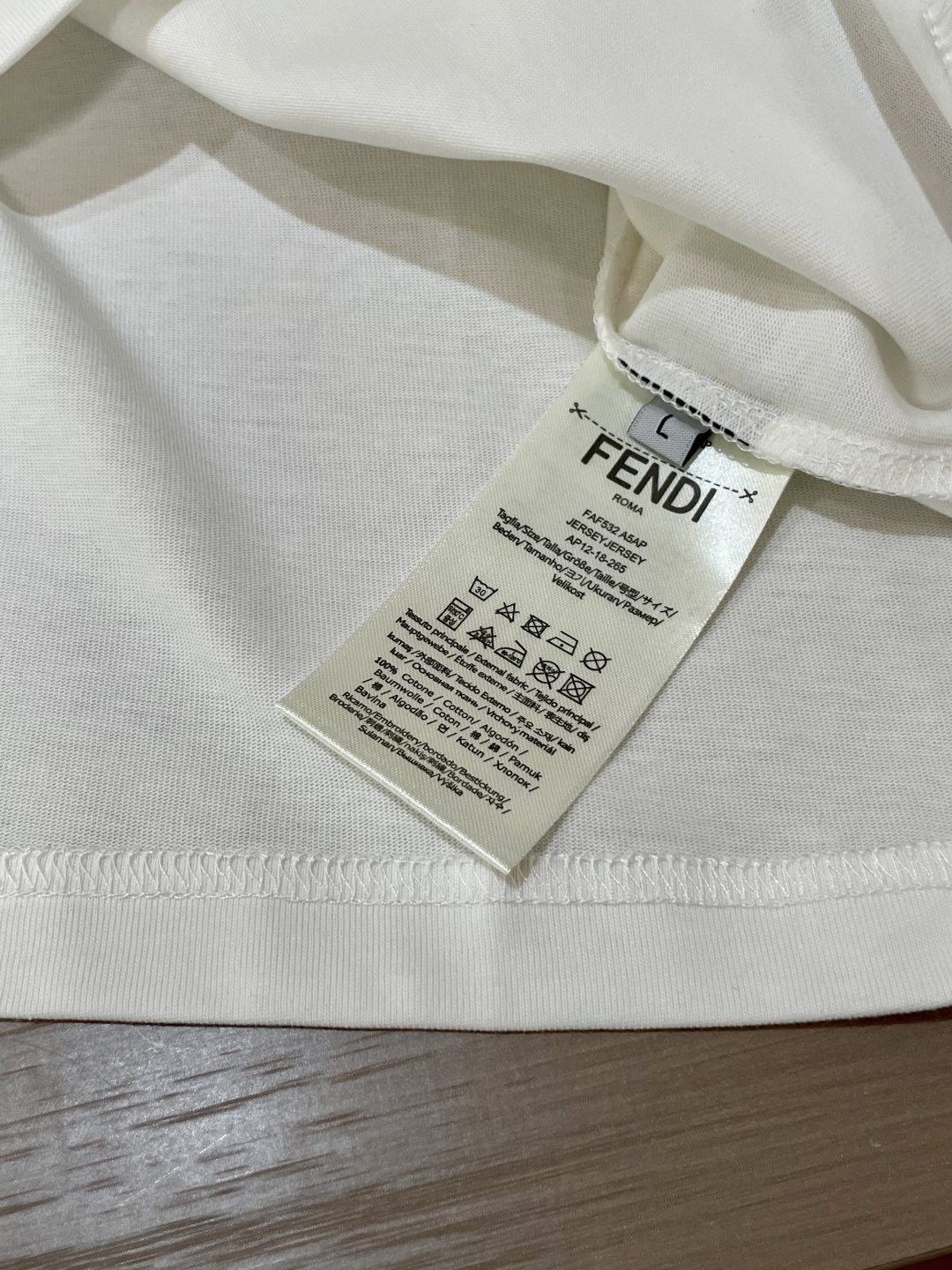 FD 25s秋冬最新款圆领打底套头T恤 面料采用优质精梳棉，入手便知非常柔软，上身亲肤感 极好！舒适透气