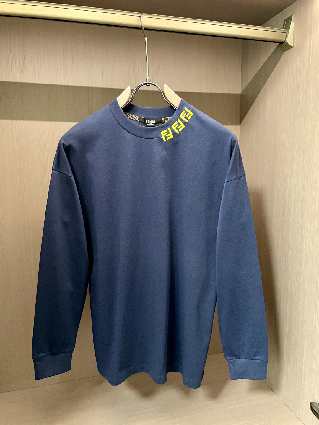 FD 25s秋冬最新款圆领打底套头T恤 面料采用优质精梳棉，入手便知非常柔软，上身亲肤感 极好！舒适透气