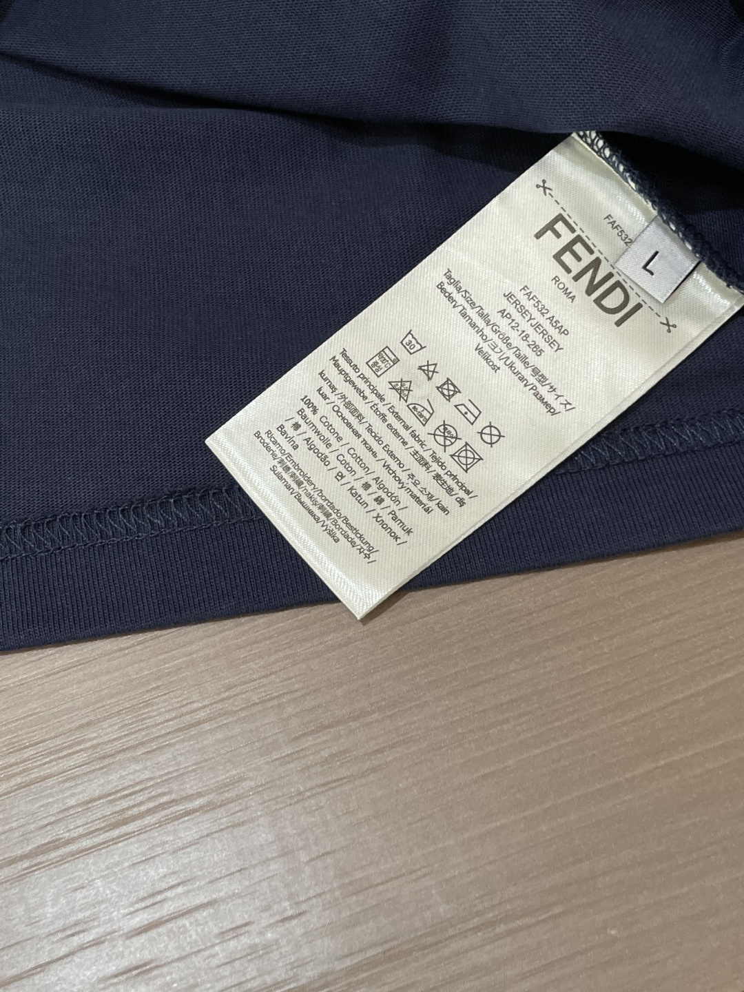 FD 25s秋冬最新款圆领打底套头T恤 面料采用优质精梳棉，入手便知非常柔软，上身亲肤感 极好！舒适透气