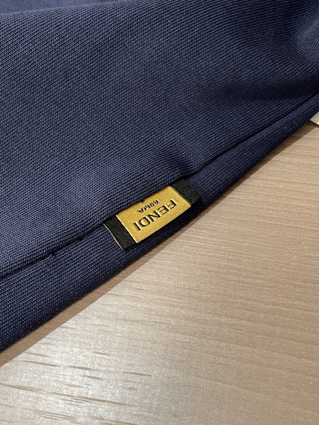 FD 25s秋冬最新款圆领打底套头T恤 面料采用优质精梳棉，入手便知非常柔软，上身亲肤感 极好！舒适透气