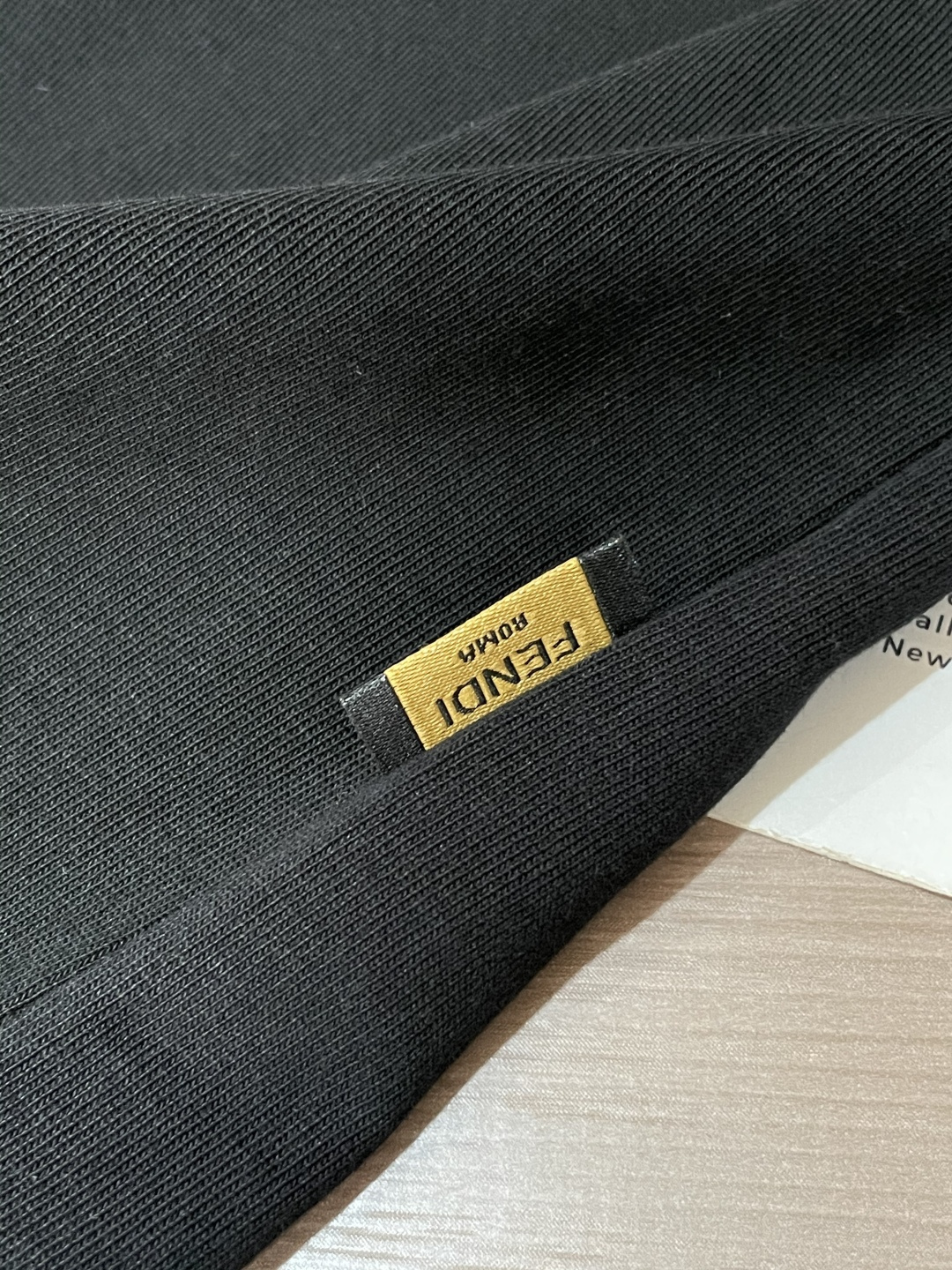 FD 25s秋冬最新款圆领打底套头T恤 面料采用优质精梳棉，入手便知非常柔软，上身亲肤感 极好！舒适透气