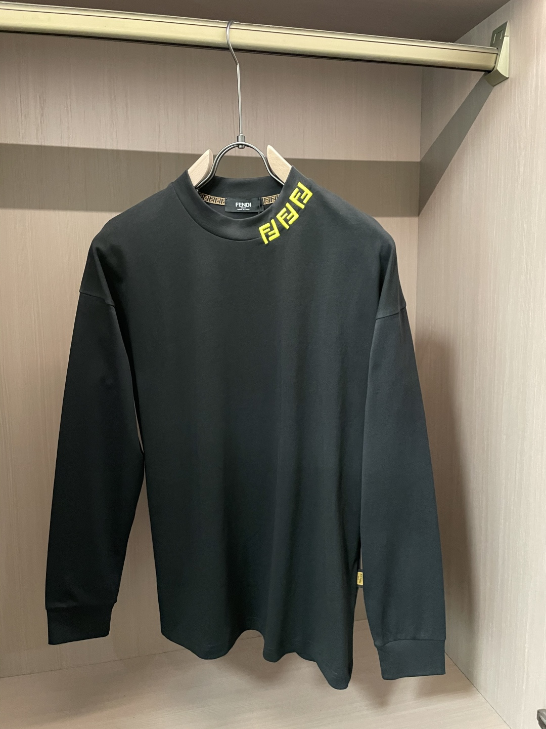 NO:539294,FD 25s autumn and winter latest round neck base pullover T-shirt. The fabric is made of high-quality combed cotton, which shows that it is very soft when you get it. It feels so good on the upper body and skin-friendly!  Comfortable, breathable, slim and slim while not restrained. The embroidered logo pattern embroidered on the chest!  Very exquisite, good fabrics can make the basic long-sleeved T-shirt not monotonous, and more fashionable in the outfit. This style can not only be worn inside, but also does not look monotonous when worn alone. Size m-xxxl, tees, t-shirt, alexander wang19860909FD 25s秋冬最新款圆领打底套头T恤 面料采用优质精梳棉,入手便知非常柔软,上身亲肤感 极好！舒适透气修身显瘦的同时又无束缚感,胸口刺绣绣logo图案标志点缀！非常精致,好面料才能让基础款的长袖T恤不在单调, 穿搭上多一份时尚,这款不仅可以内搭打底,单穿亦不会显得单调. 尺码m-xxxl,,tees，t-shirt,alexander wang,Men's clothing