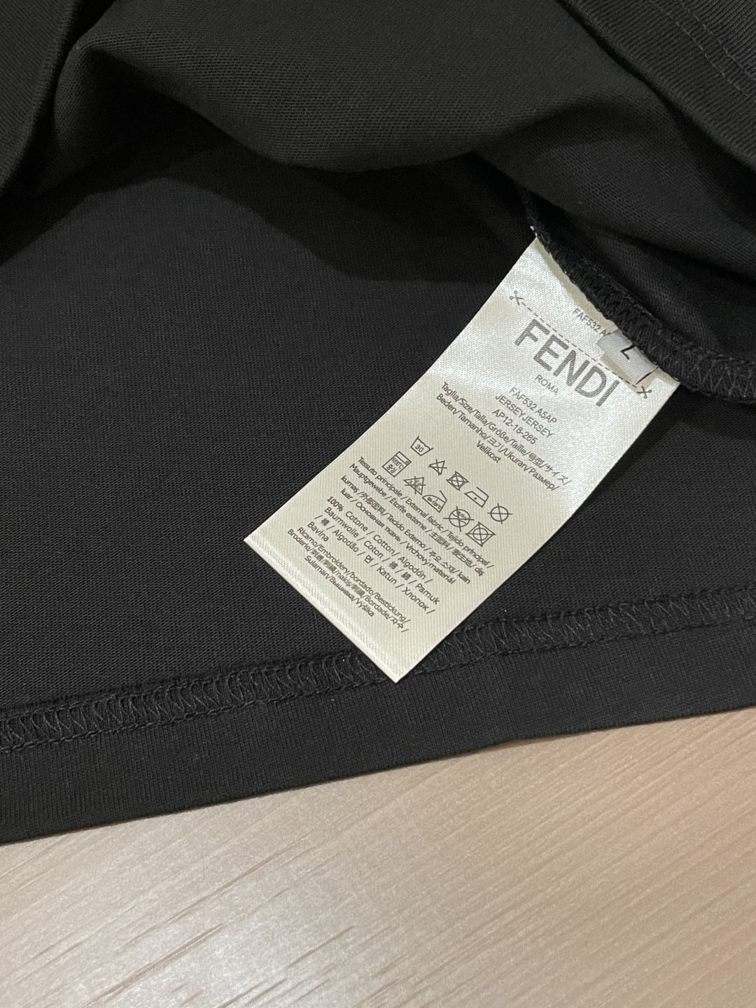 FD 25s秋冬最新款圆领打底套头T恤 面料采用优质精梳棉，入手便知非常柔软，上身亲肤感 极好！舒适透气