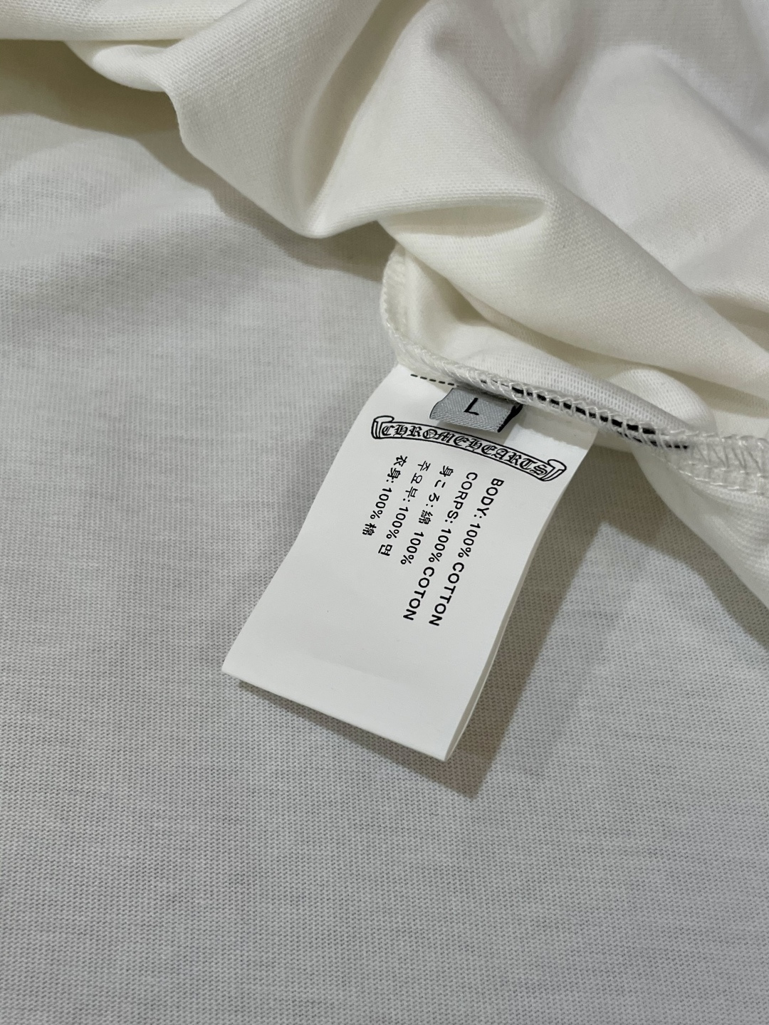 克罗心 25s秋冬最新款圆领打底套头T恤 面料采用优质精梳棉，入手便知非常柔软，上身亲肤感 极好！舒适透