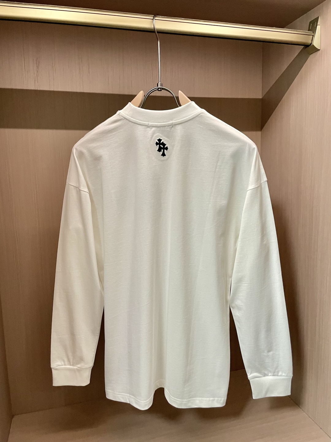 克罗心 25s秋冬最新款圆领打底套头T恤 面料采用优质精梳棉，入手便知非常柔软，上身亲肤感 极好！舒适透