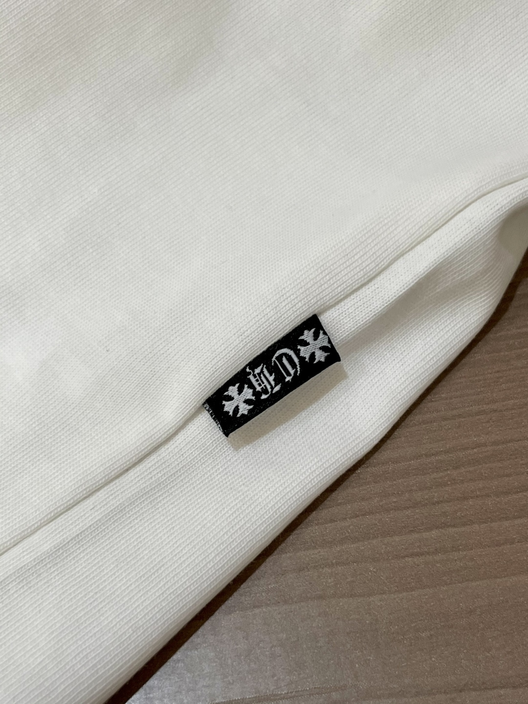 克罗心 25s秋冬最新款圆领打底套头T恤 面料采用优质精梳棉，入手便知非常柔软，上身亲肤感 极好！舒适透