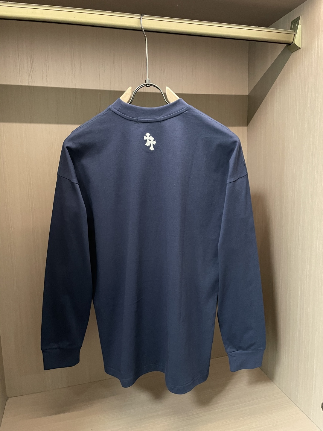 克罗心 25s秋冬最新款圆领打底套头T恤 面料采用优质精梳棉，入手便知非常柔软，上身亲肤感 极好！舒适透